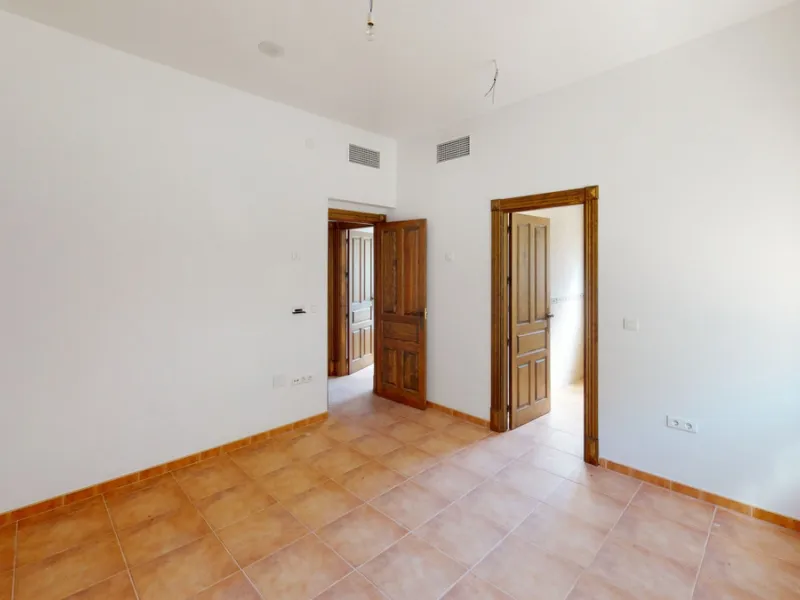 This beautiful finca in the mountains of Colmenar has an excellent house, a plot of 36,000 m2 waiting to be used and a license for a swimming pool. The house consists of a living room, with connections for a kitchen and a pantry, as well as 4 bedrooms and