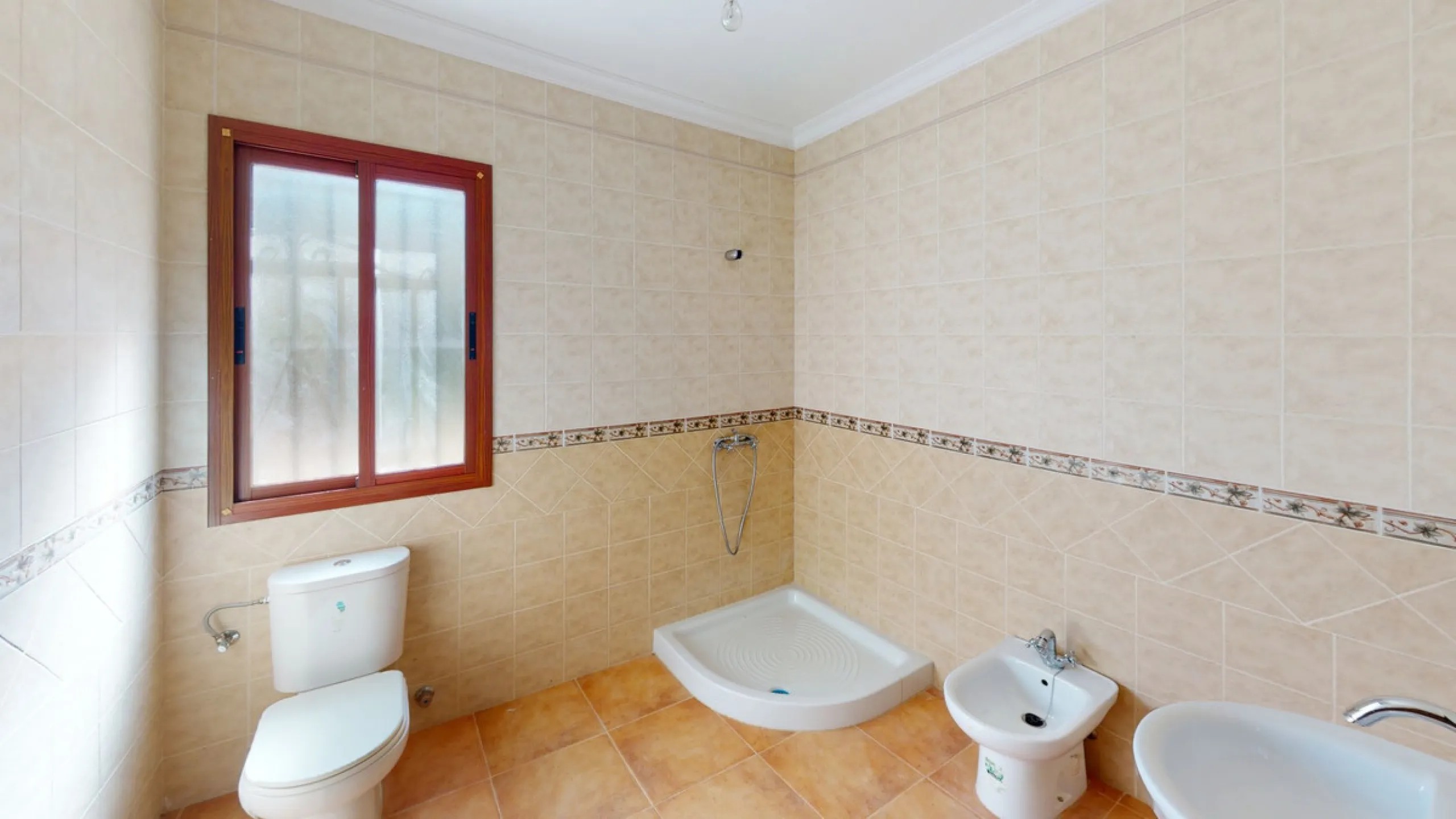 This beautiful finca in the mountains of Colmenar has an excellent house, a plot of 36,000 m2 waiting to be used and a license for a swimming pool. The house consists of a living room, with connections for a kitchen and a pantry, as well as 4 bedrooms and