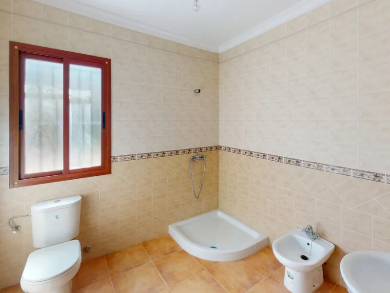 This beautiful finca in the mountains of Colmenar has an excellent house, a plot of 36,000 m2 waiting to be used and a license for a swimming pool. The house consists of a living room, with connections for a kitchen and a pantry, as well as 4 bedrooms and