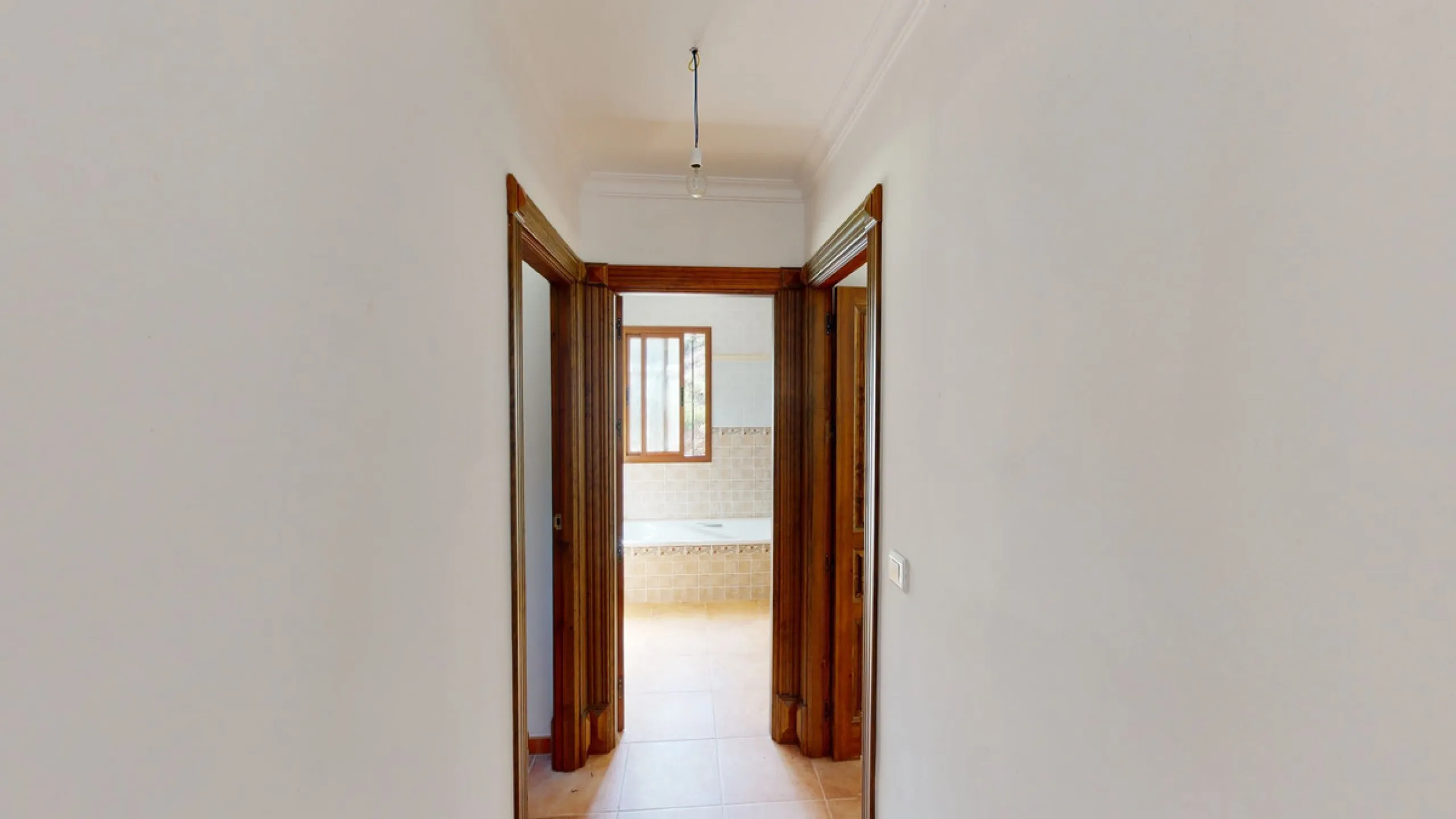 This beautiful finca in the mountains of Colmenar has an excellent house, a plot of 36,000 m2 waiting to be used and a license for a swimming pool. The house consists of a living room, with connections for a kitchen and a pantry, as well as 4 bedrooms and