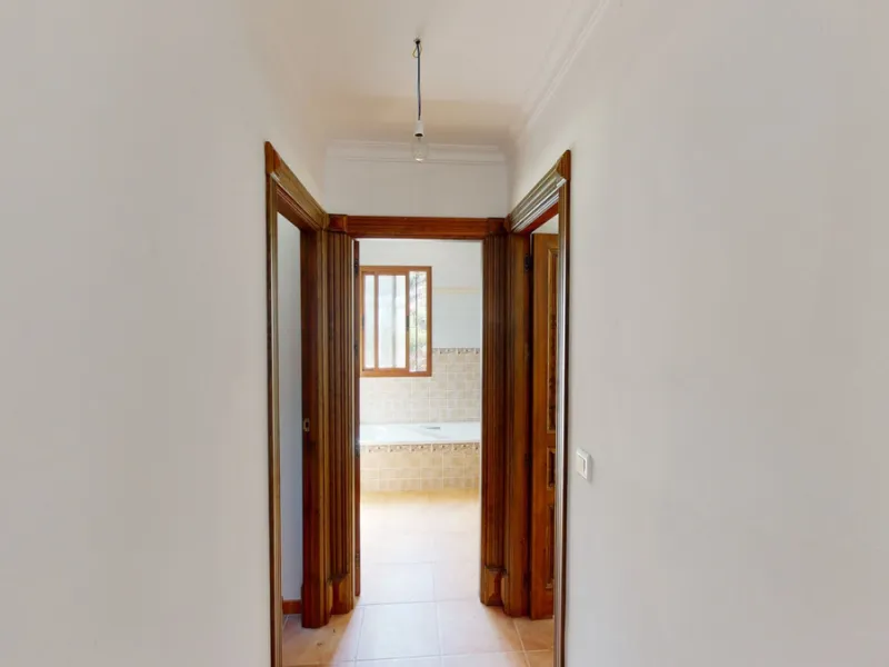 This beautiful finca in the mountains of Colmenar has an excellent house, a plot of 36,000 m2 waiting to be used and a license for a swimming pool. The house consists of a living room, with connections for a kitchen and a pantry, as well as 4 bedrooms and