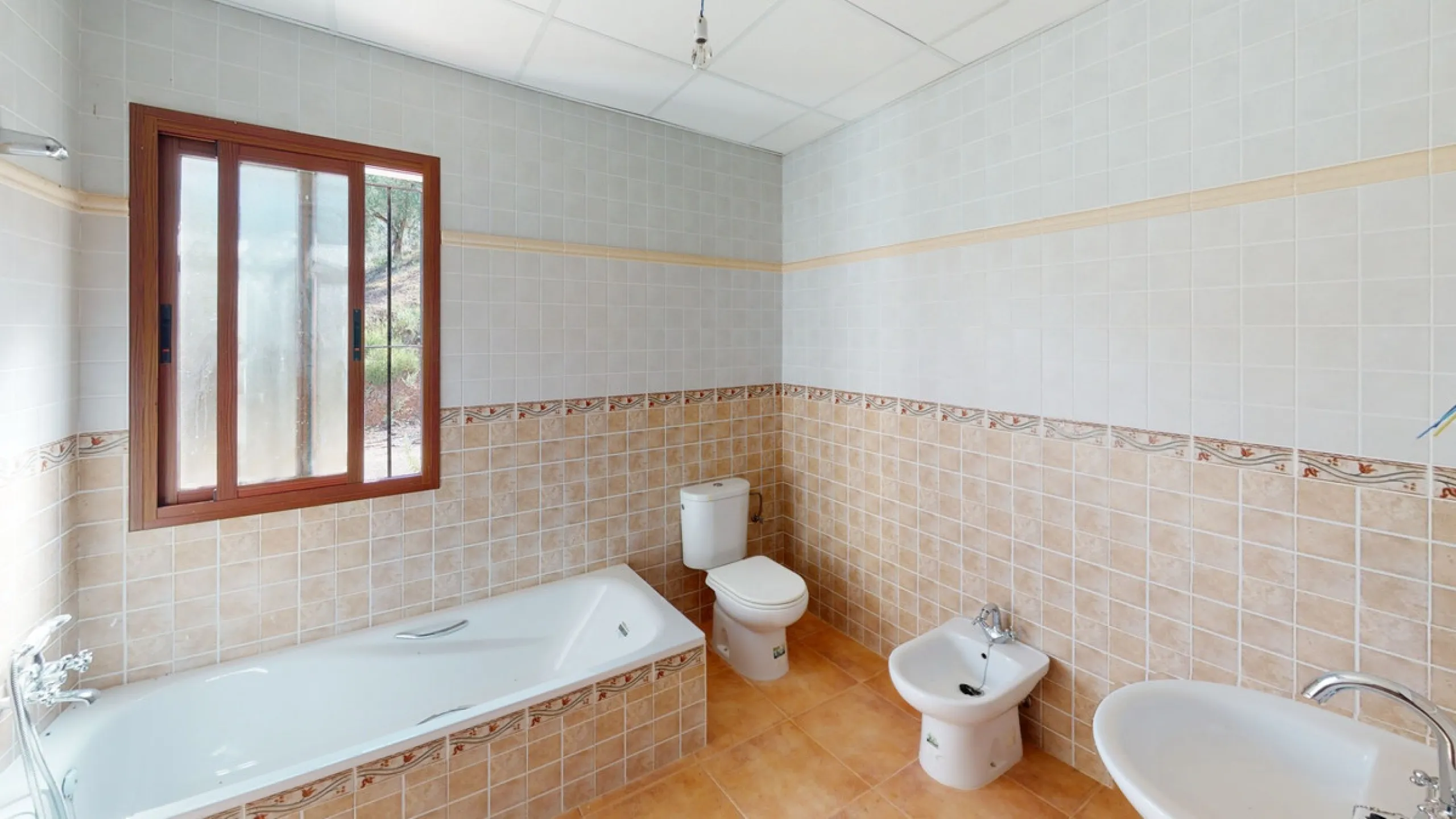 This beautiful finca in the mountains of Colmenar has an excellent house, a plot of 36,000 m2 waiting to be used and a license for a swimming pool. The house consists of a living room, with connections for a kitchen and a pantry, as well as 4 bedrooms and