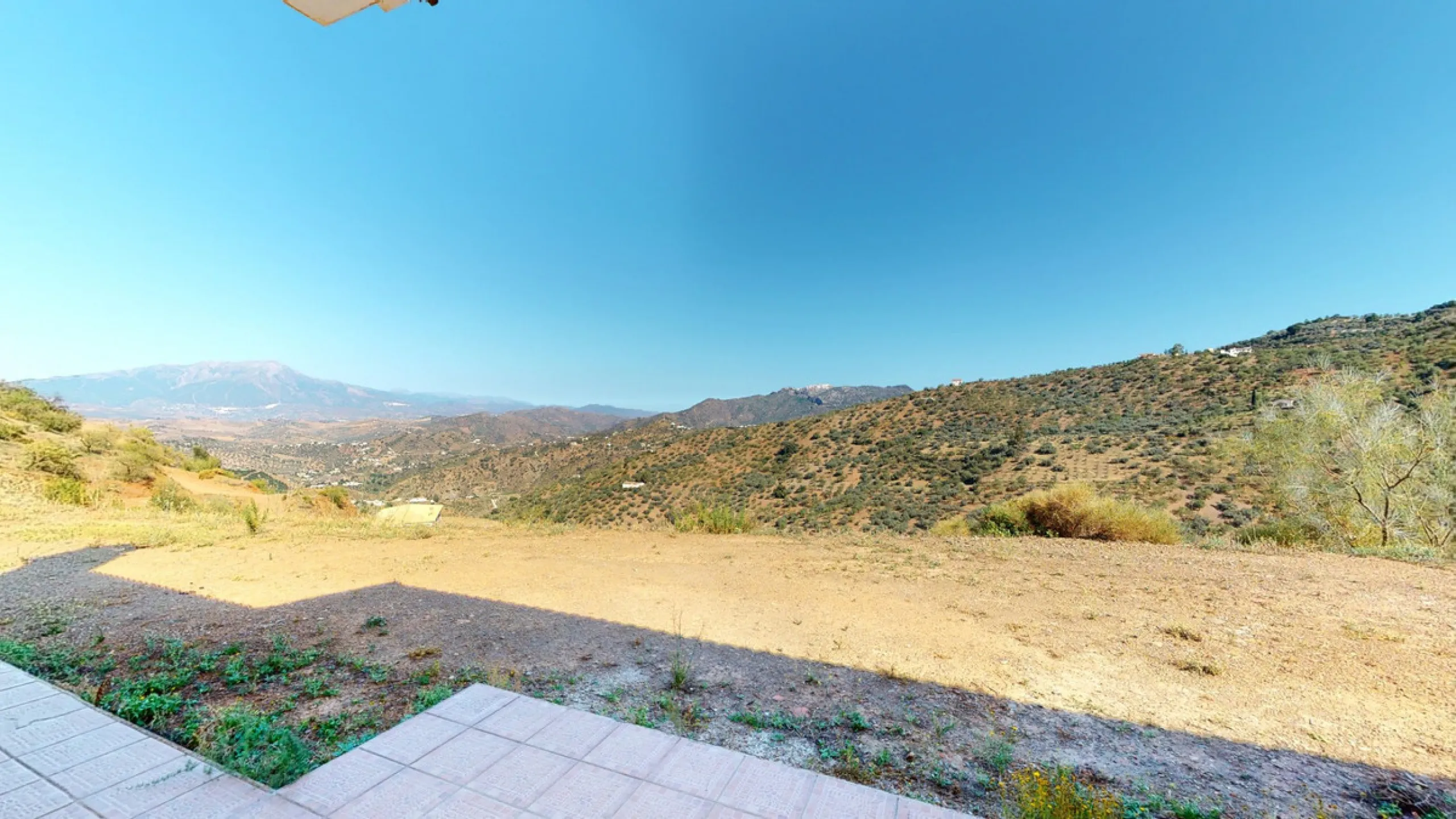 This beautiful finca in the mountains of Colmenar has an excellent house, a plot of 36,000 m2 waiting to be used and a license for a swimming pool. The house consists of a living room, with connections for a kitchen and a pantry, as well as 4 bedrooms and