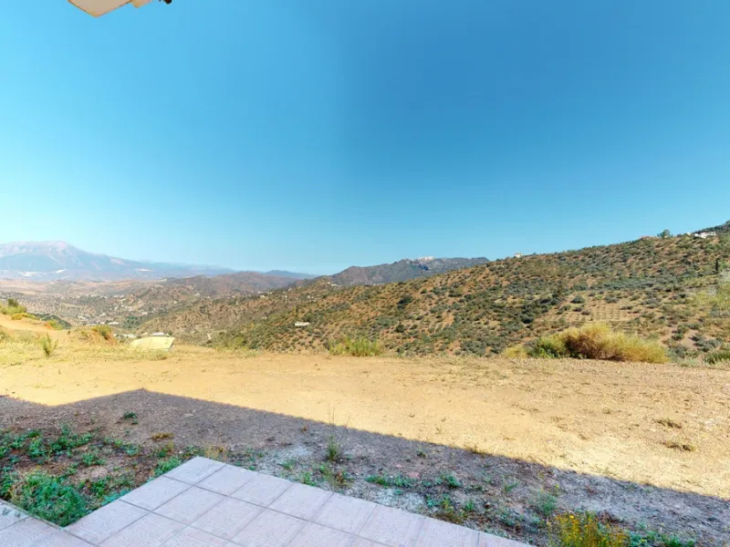 This beautiful finca in the mountains of Colmenar has an excellent house, a plot of 36,000 m2 waiting to be used and a license for a swimming pool. The house consists of a living room, with connections for a kitchen and a pantry, as well as 4 bedrooms and