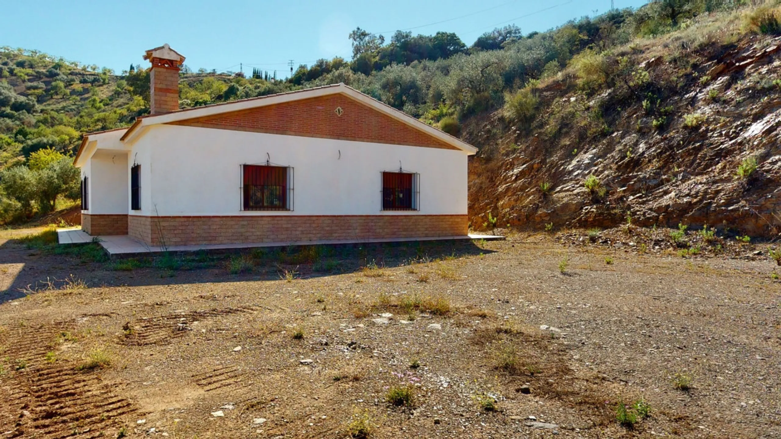 This beautiful finca in the mountains of Colmenar has an excellent house, a plot of 36,000 m2 waiting to be used and a license for a swimming pool. The house consists of a living room, with connections for a kitchen and a pantry, as well as 4 bedrooms and