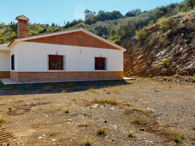 This beautiful finca in the mountains of Colmenar has an excellent house, a plot of 36,000 m2 waiting to be used and a license for a swimming pool. The house consists of a living room, with connections for a kitchen and a pantry, as well as 4 bedrooms and