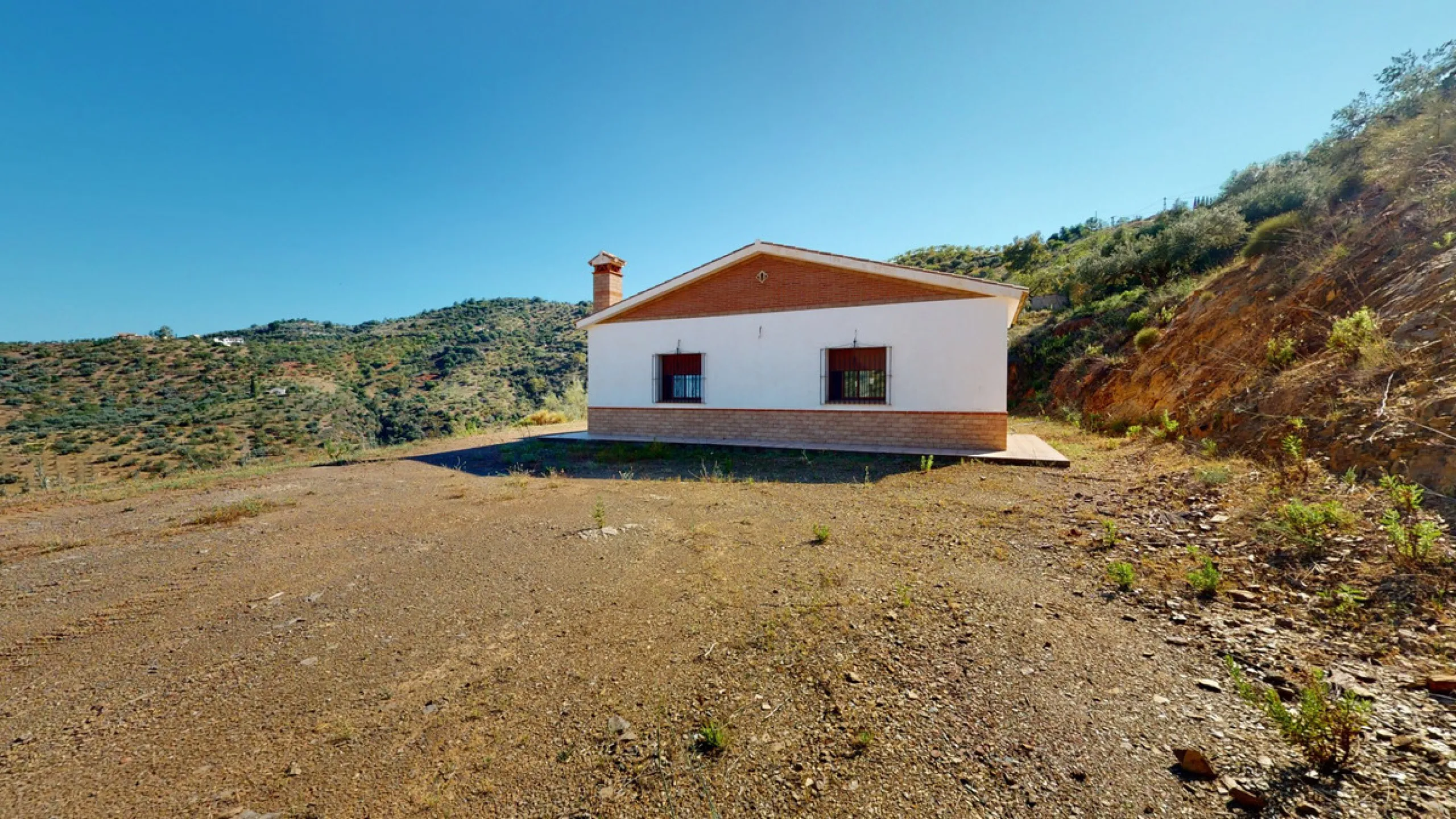 This beautiful finca in the mountains of Colmenar has an excellent house, a plot of 36,000 m2 waiting to be used and a license for a swimming pool. The house consists of a living room, with connections for a kitchen and a pantry, as well as 4 bedrooms and