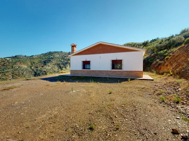 This beautiful finca in the mountains of Colmenar has an excellent house, a plot of 36,000 m2 waiting to be used and a license for a swimming pool. The house consists of a living room, with connections for a kitchen and a pantry, as well as 4 bedrooms and