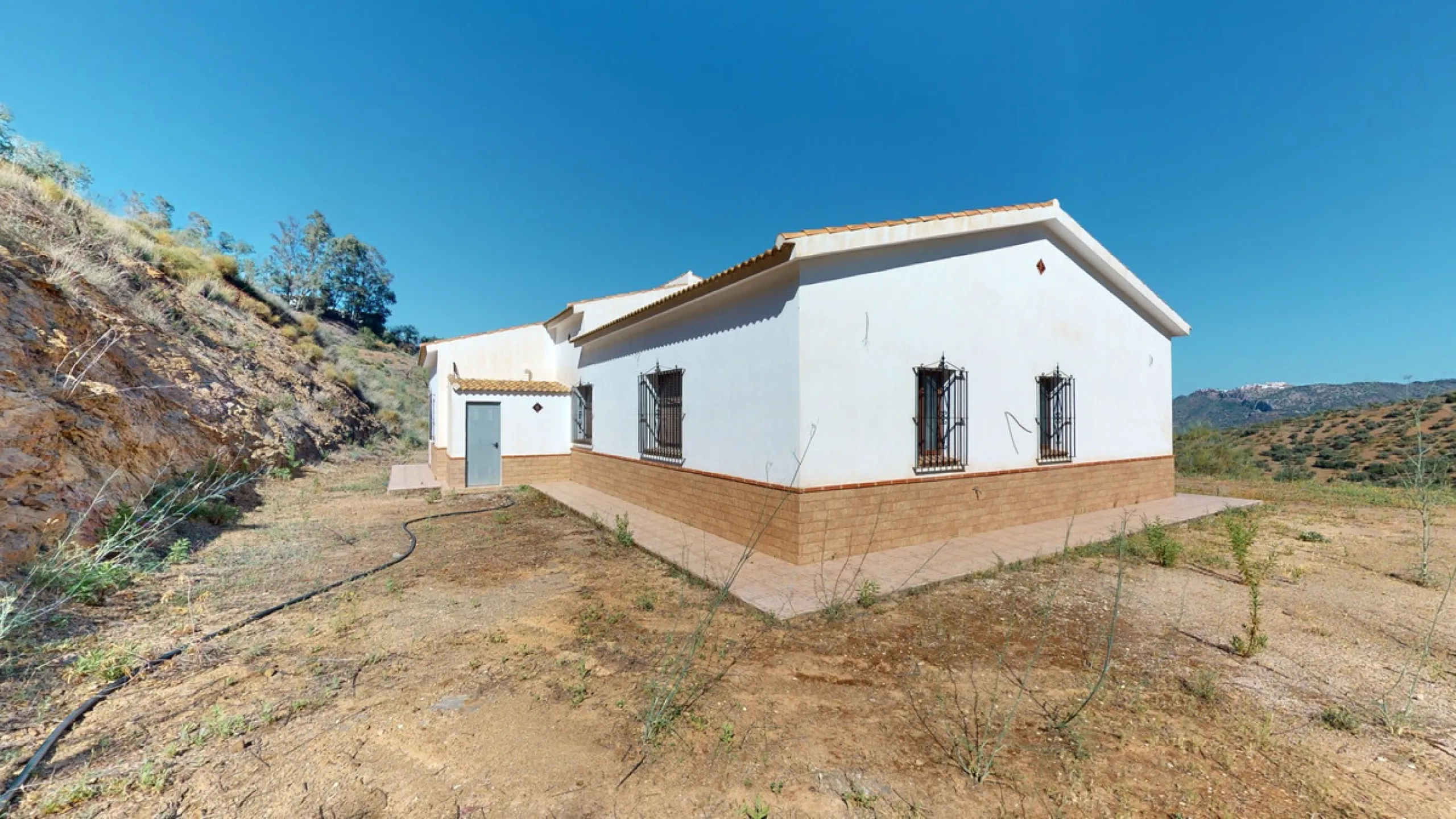 This beautiful finca in the mountains of Colmenar has an excellent house, a plot of 36,000 m2 waiting to be used and a license for a swimming pool. The house consists of a living room, with connections for a kitchen and a pantry, as well as 4 bedrooms and