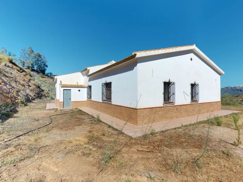 This beautiful finca in the mountains of Colmenar has an excellent house, a plot of 36,000 m2 waiting to be used and a license for a swimming pool. The house consists of a living room, with connections for a kitchen and a pantry, as well as 4 bedrooms and