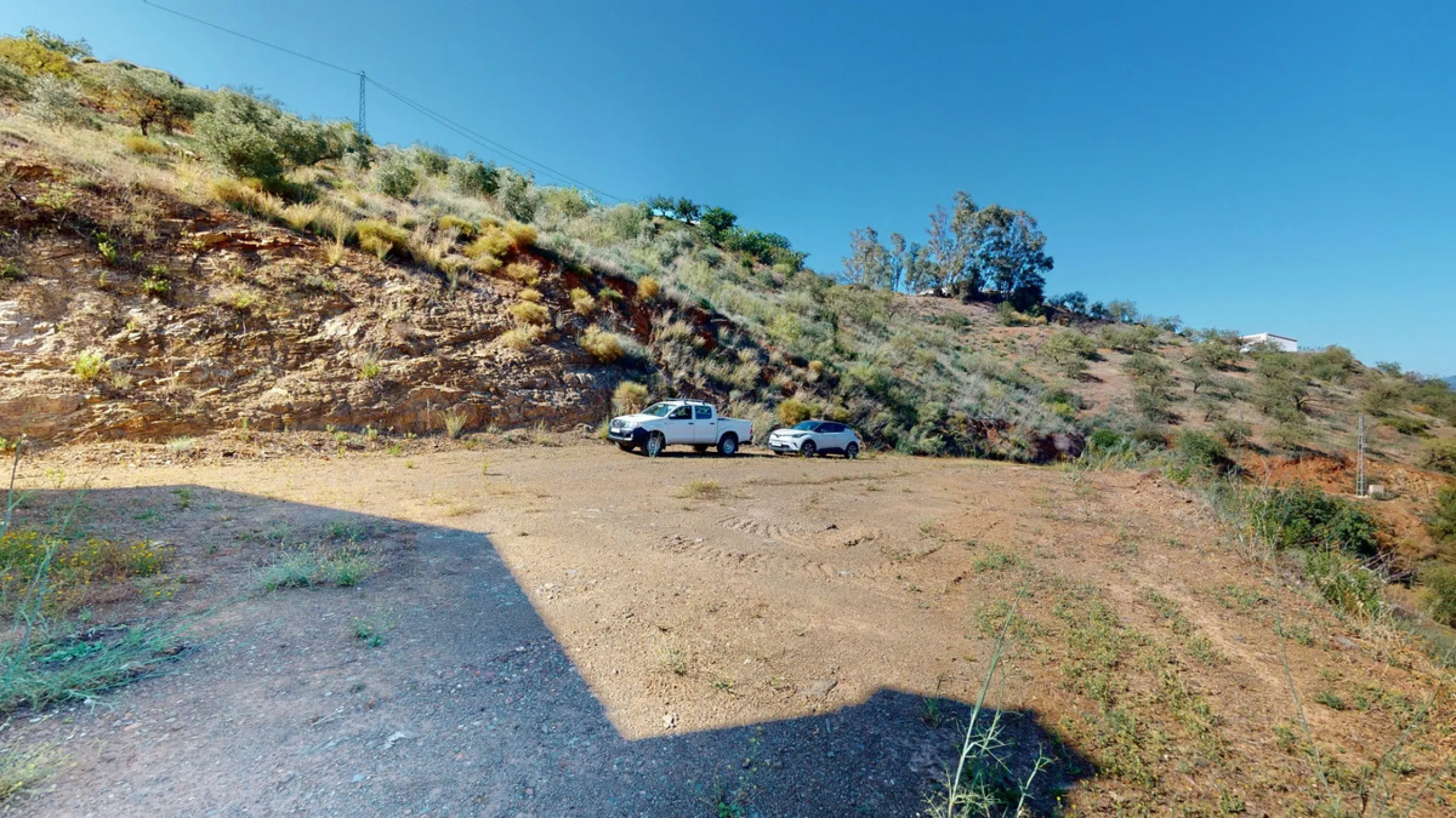 This beautiful finca in the mountains of Colmenar has an excellent house, a plot of 36,000 m2 waiting to be used and a license for a swimming pool. The house consists of a living room, with connections for a kitchen and a pantry, as well as 4 bedrooms and