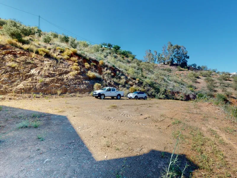 This beautiful finca in the mountains of Colmenar has an excellent house, a plot of 36,000 m2 waiting to be used and a license for a swimming pool. The house consists of a living room, with connections for a kitchen and a pantry, as well as 4 bedrooms and