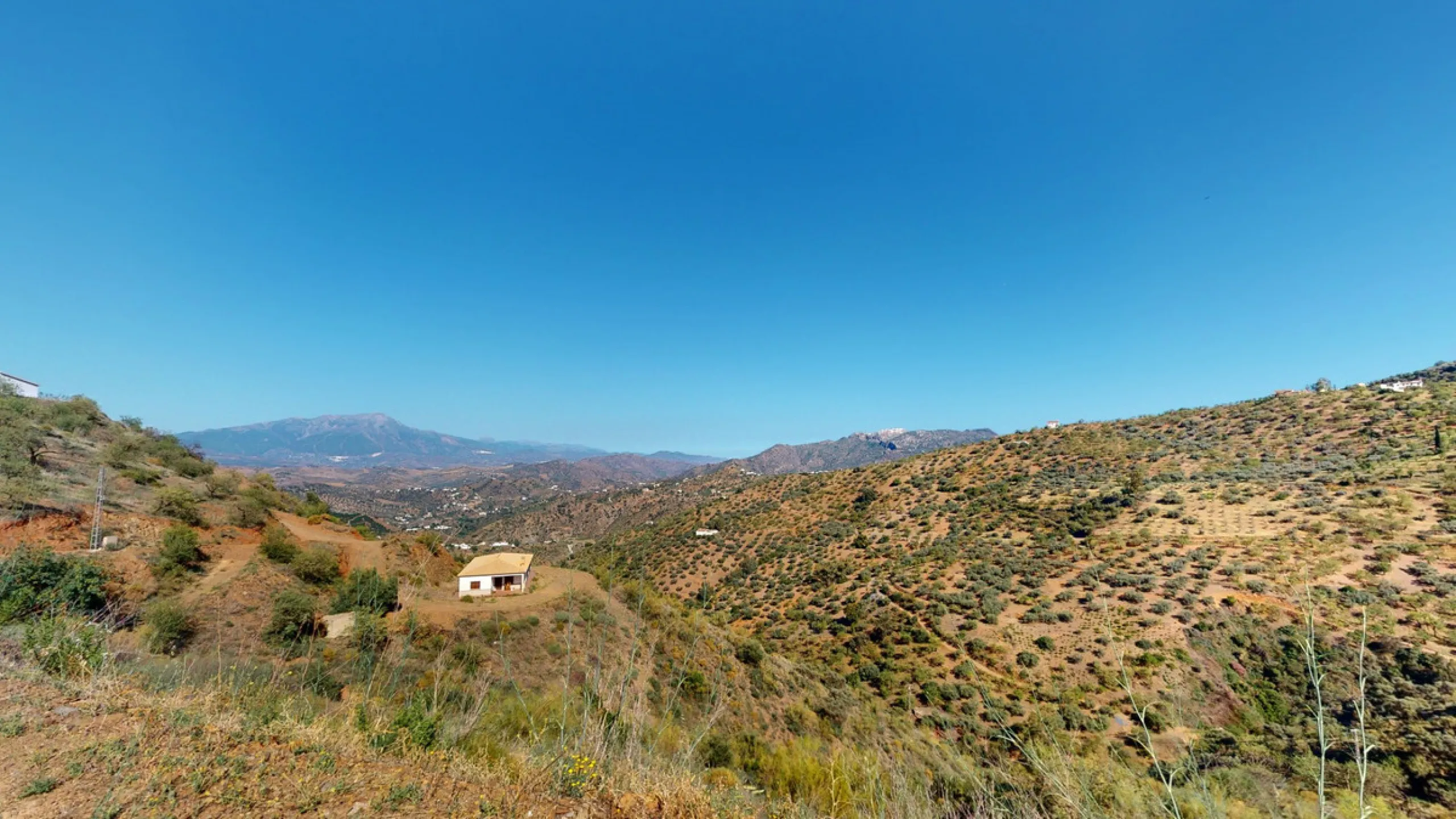 This beautiful finca in the mountains of Colmenar has an excellent house, a plot of 36,000 m2 waiting to be used and a license for a swimming pool. The house consists of a living room, with connections for a kitchen and a pantry, as well as 4 bedrooms and
