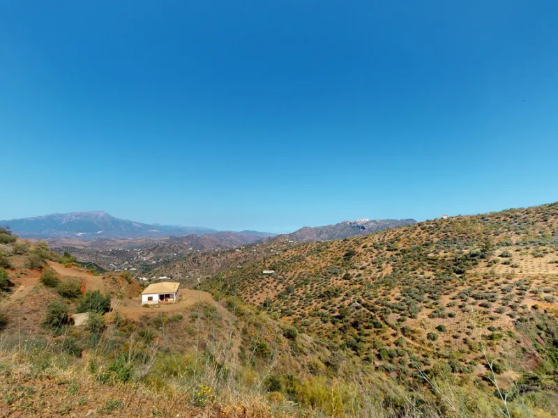 This beautiful finca in the mountains of Colmenar has an excellent house, a plot of 36,000 m2 waiting to be used and a license for a swimming pool. The house consists of a living room, with connections for a kitchen and a pantry, as well as 4 bedrooms and