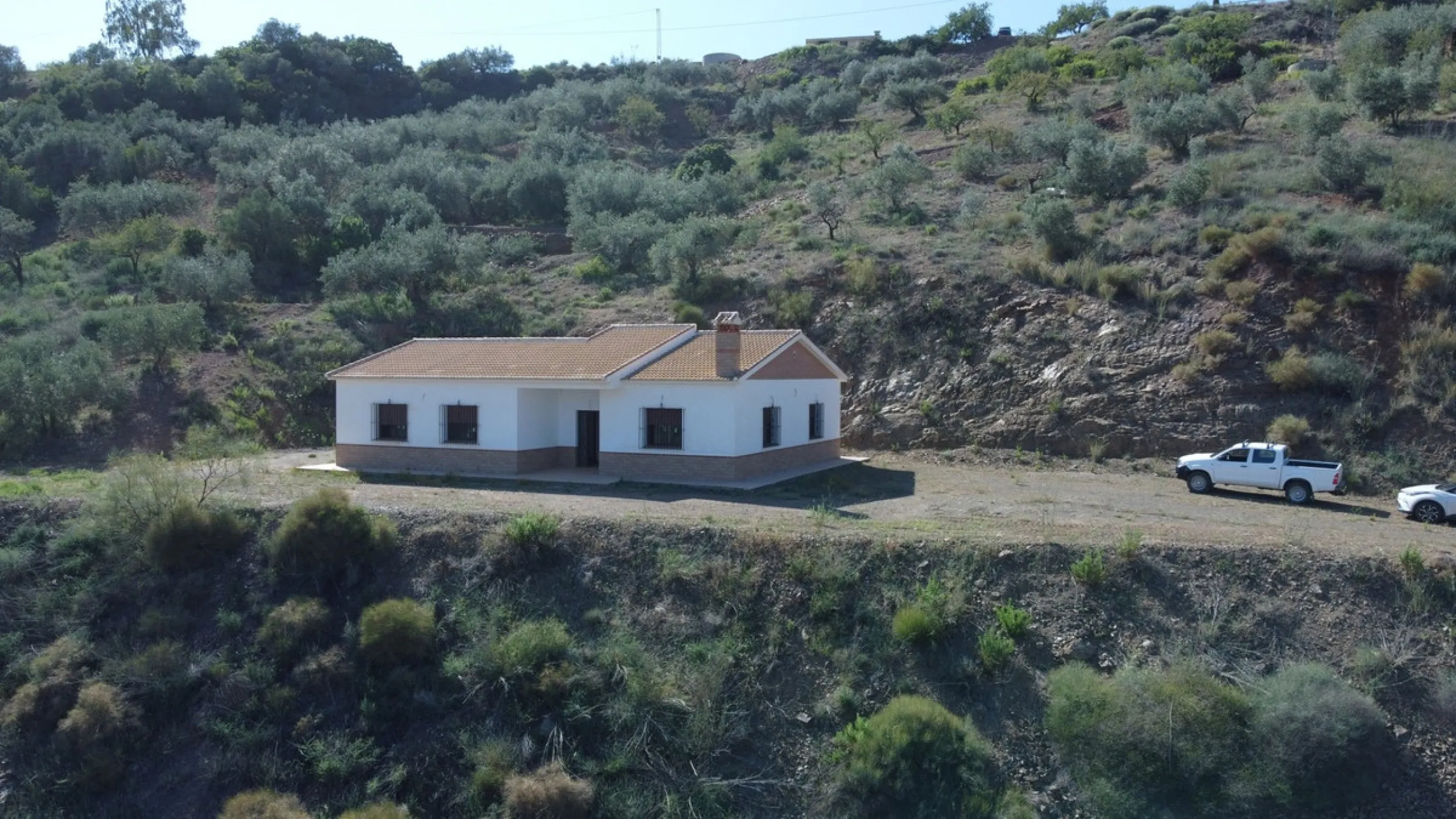 This beautiful finca in the mountains of Colmenar has an excellent house, a plot of 36,000 m2 waiting to be used and a license for a swimming pool. The house consists of a living room, with connections for a kitchen and a pantry, as well as 4 bedrooms and