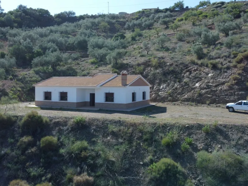 This beautiful finca in the mountains of Colmenar has an excellent house, a plot of 36,000 m2 waiting to be used and a license for a swimming pool. The house consists of a living room, with connections for a kitchen and a pantry, as well as 4 bedrooms and