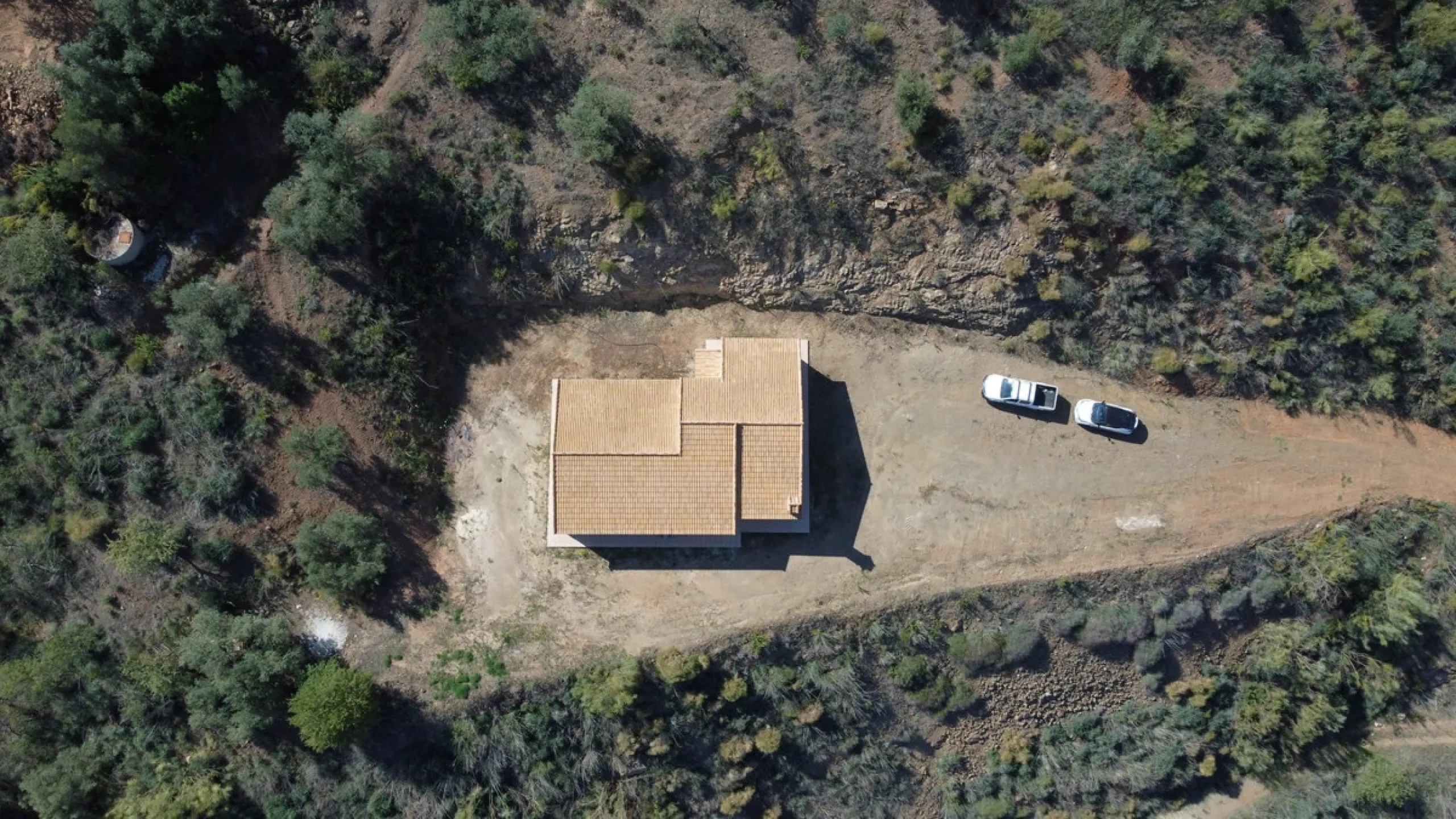 This beautiful finca in the mountains of Colmenar has an excellent house, a plot of 36,000 m2 waiting to be used and a license for a swimming pool. The house consists of a living room, with connections for a kitchen and a pantry, as well as 4 bedrooms and