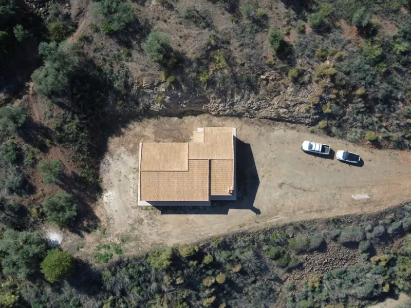 This beautiful finca in the mountains of Colmenar has an excellent house, a plot of 36,000 m2 waiting to be used and a license for a swimming pool. The house consists of a living room, with connections for a kitchen and a pantry, as well as 4 bedrooms and