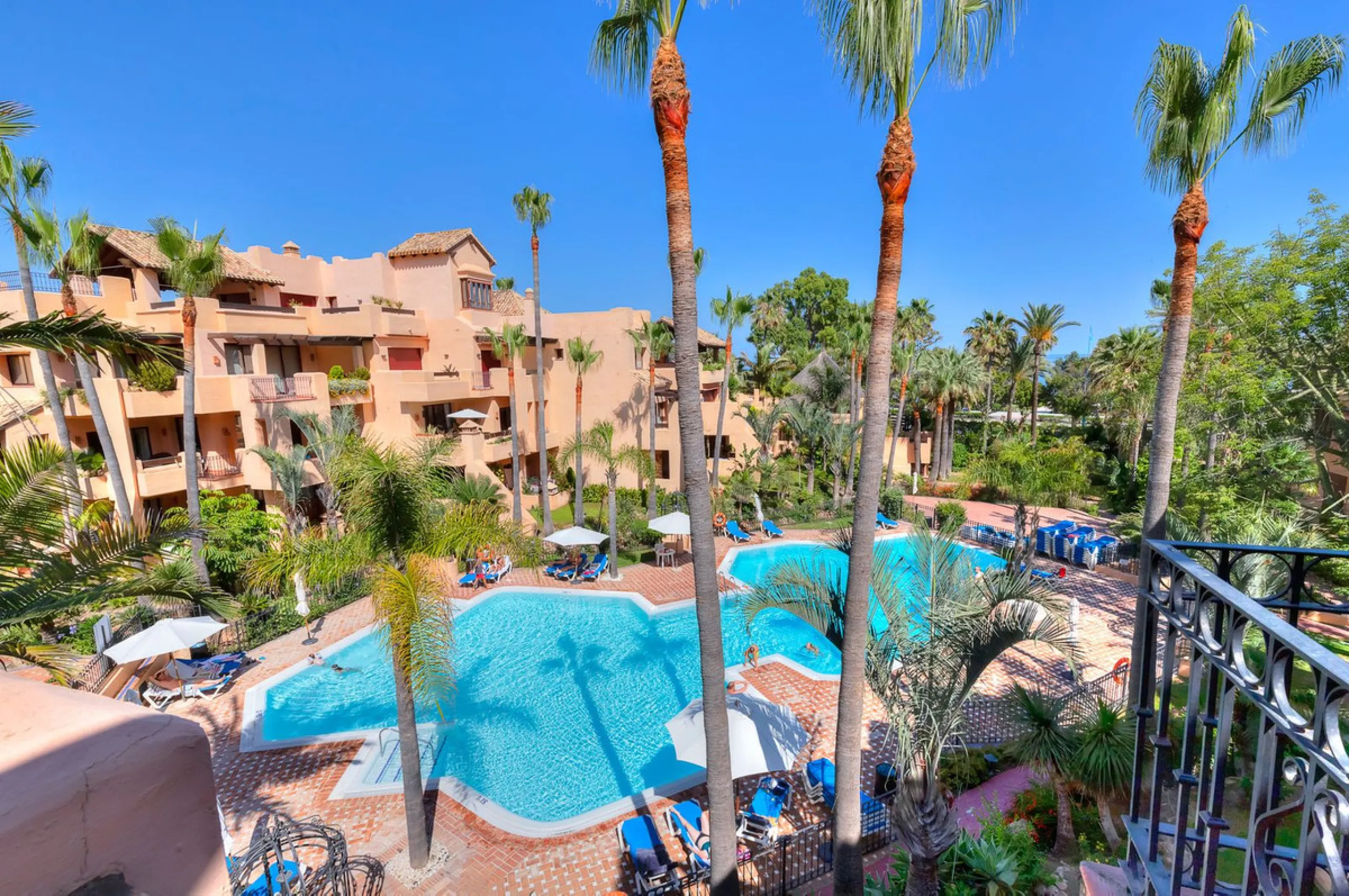 This breathtaking refurbished duplex penthouse offers a stunning beachside retreat, just steps from the wonderful promenade and beaches of San Pedro de Alcántara.  The residence is bathed in natural sunlight throughout the day and features mesmerizing vie