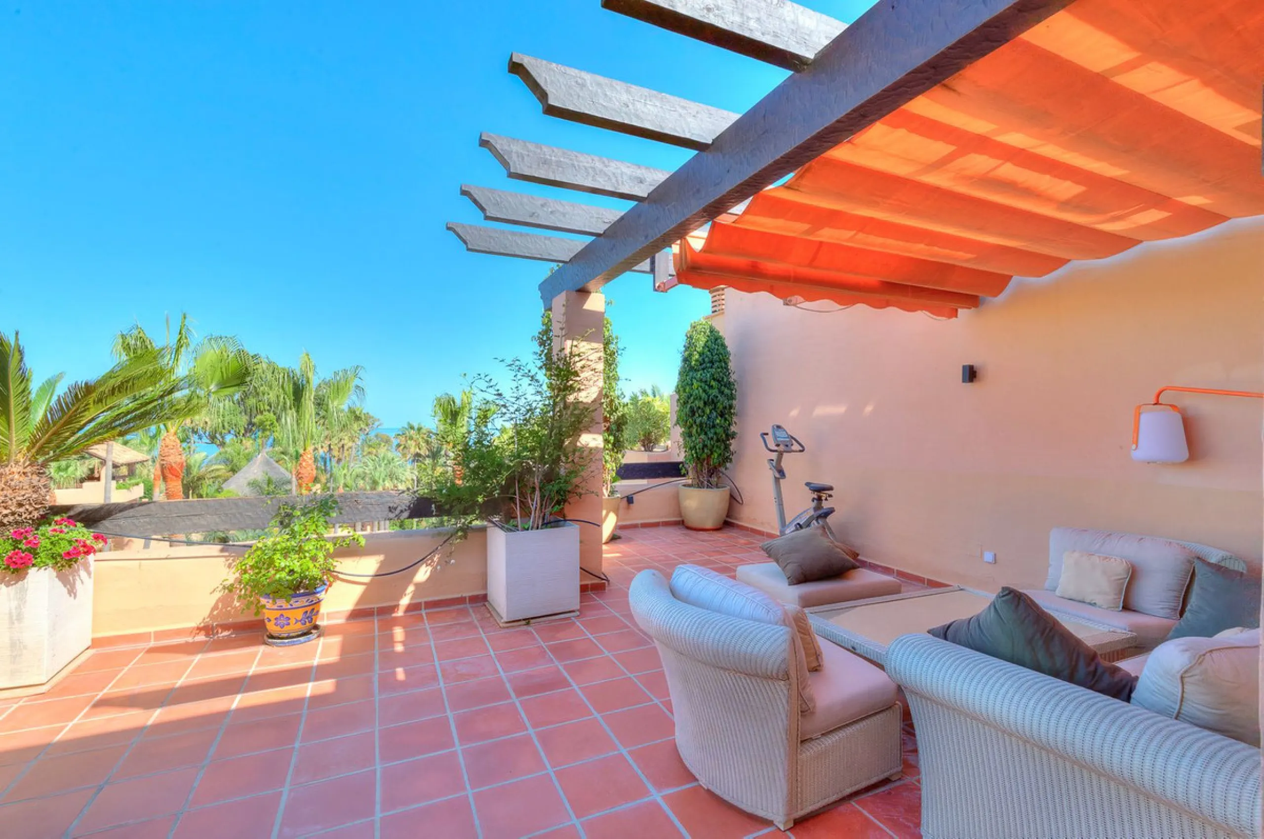 This breathtaking refurbished duplex penthouse offers a stunning beachside retreat, just steps from the wonderful promenade and beaches of San Pedro de Alcántara.  The residence is bathed in natural sunlight throughout the day and features mesmerizing vie