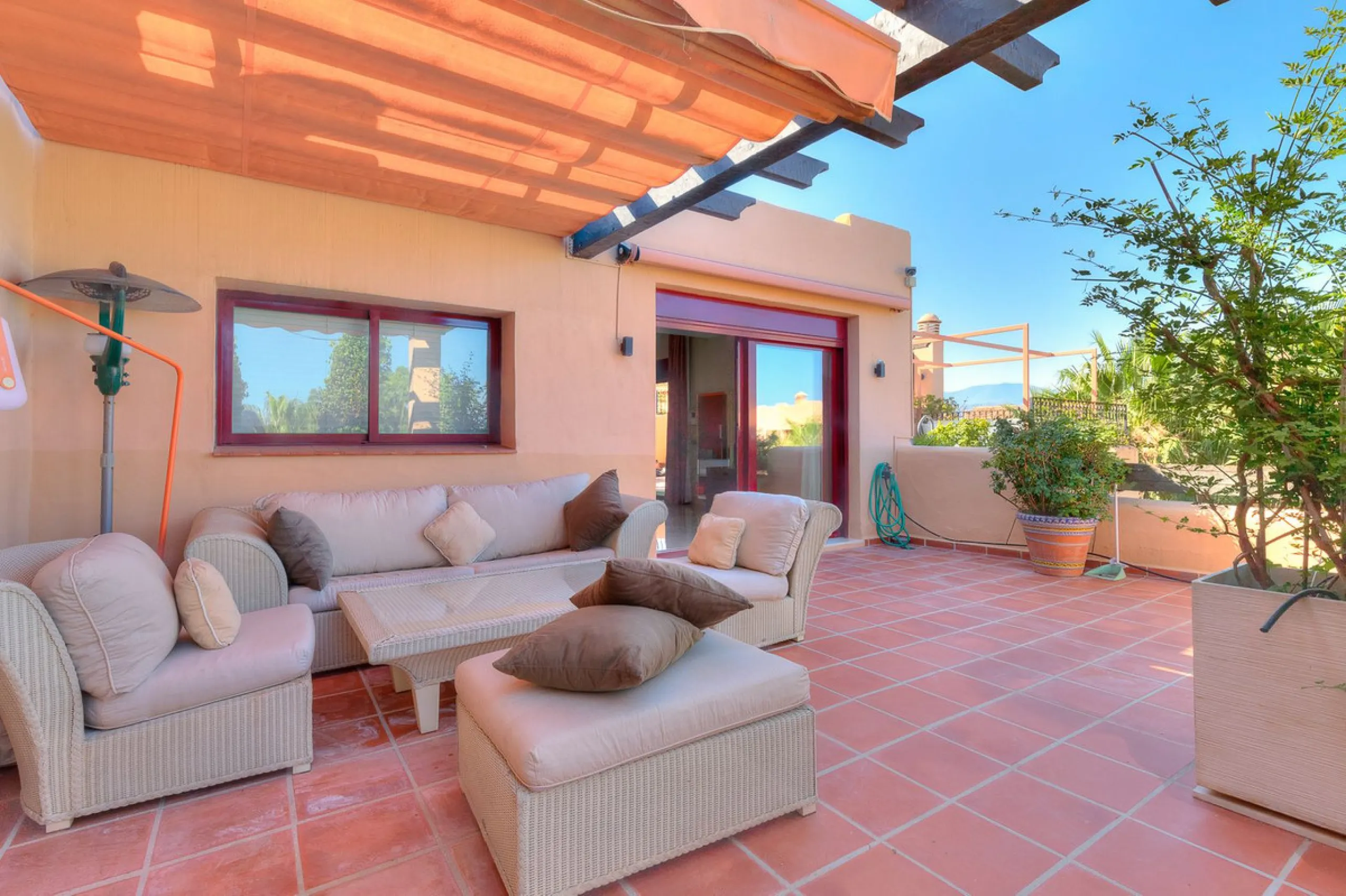 This breathtaking refurbished duplex penthouse offers a stunning beachside retreat, just steps from the wonderful promenade and beaches of San Pedro de Alcántara.  The residence is bathed in natural sunlight throughout the day and features mesmerizing vie