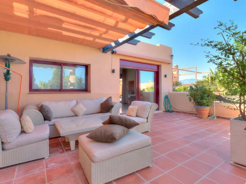 This breathtaking refurbished duplex penthouse offers a stunning beachside retreat, just steps from the wonderful promenade and beaches of San Pedro de Alcántara.  The residence is bathed in natural sunlight throughout the day and features mesmerizing vie