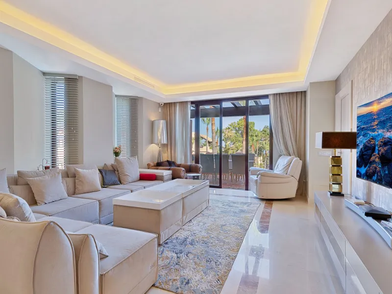 This breathtaking refurbished duplex penthouse offers a stunning beachside retreat, just steps from the wonderful promenade and beaches of San Pedro de Alcántara.  The residence is bathed in natural sunlight throughout the day and features mesmerizing vie