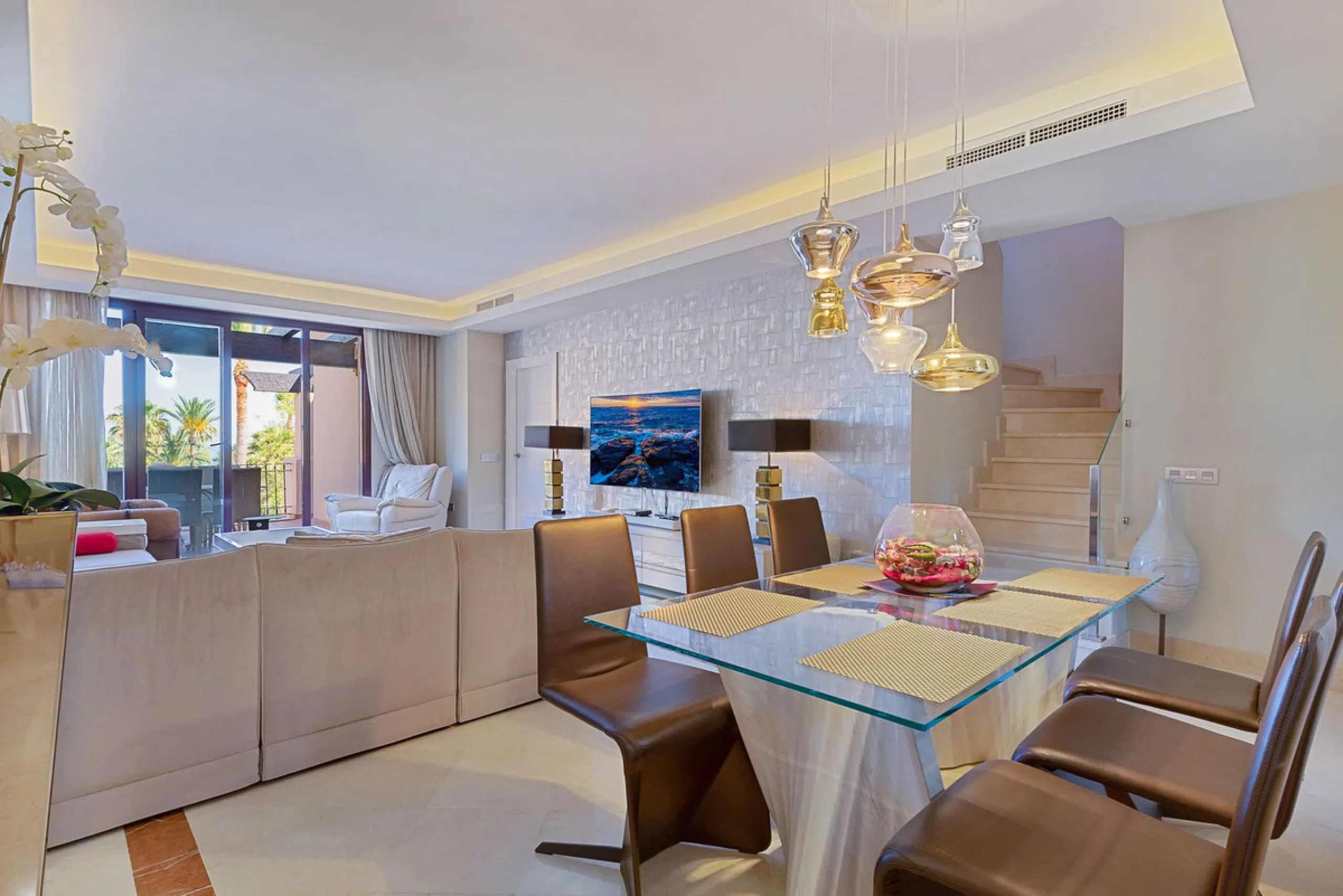 This breathtaking refurbished duplex penthouse offers a stunning beachside retreat, just steps from the wonderful promenade and beaches of San Pedro de Alcántara.  The residence is bathed in natural sunlight throughout the day and features mesmerizing vie