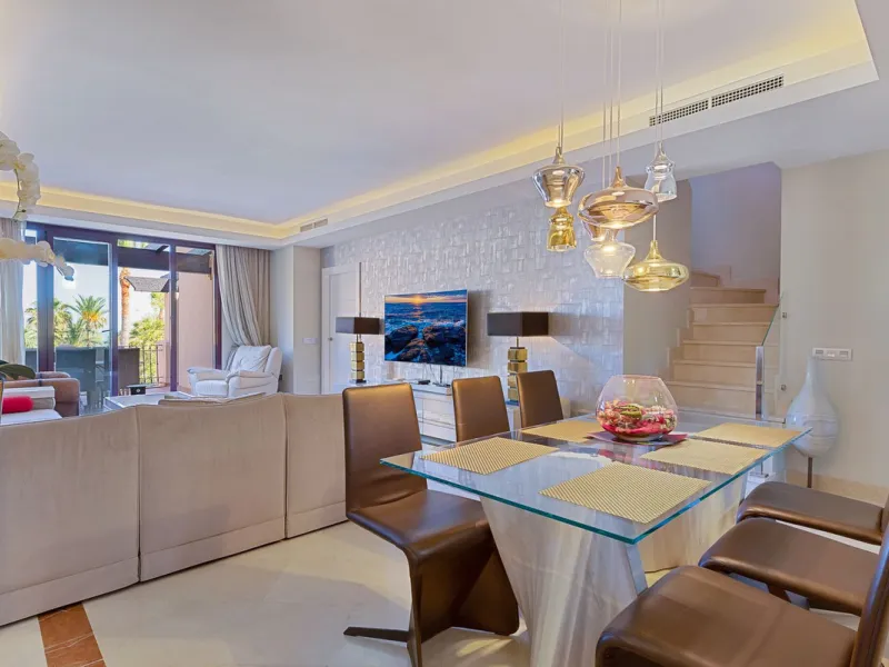 This breathtaking refurbished duplex penthouse offers a stunning beachside retreat, just steps from the wonderful promenade and beaches of San Pedro de Alcántara.  The residence is bathed in natural sunlight throughout the day and features mesmerizing vie