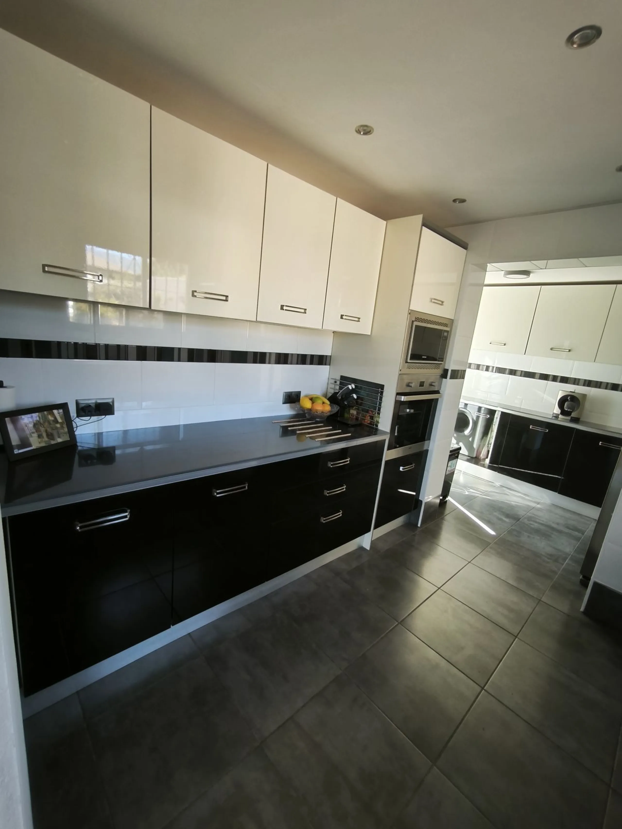 House - Detached Villa в продаже в Mijas, Málaga. В доме 5 спален и 3 ванных комнат. Площадь дома 218 м². Площадь участка 680 м²