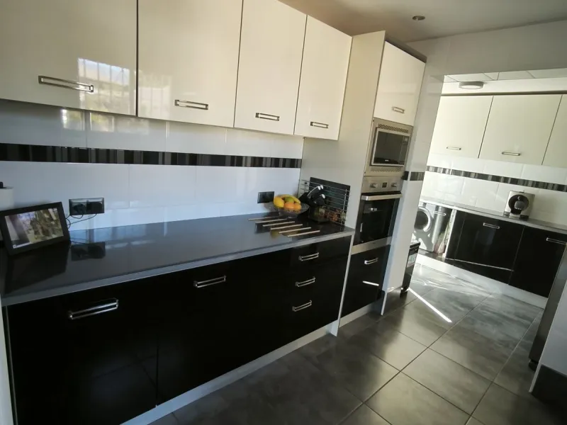 House - Detached Villa в продаже в Mijas, Málaga. В доме 5 спален и 3 ванных комнат. Площадь дома 218 м². Площадь участка 680 м²