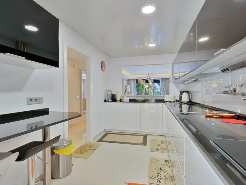 This breathtaking refurbished duplex penthouse offers a stunning beachside retreat, just steps from the wonderful promenade and beaches of San Pedro de Alcántara.  The residence is bathed in natural sunlight throughout the day and features mesmerizing vie