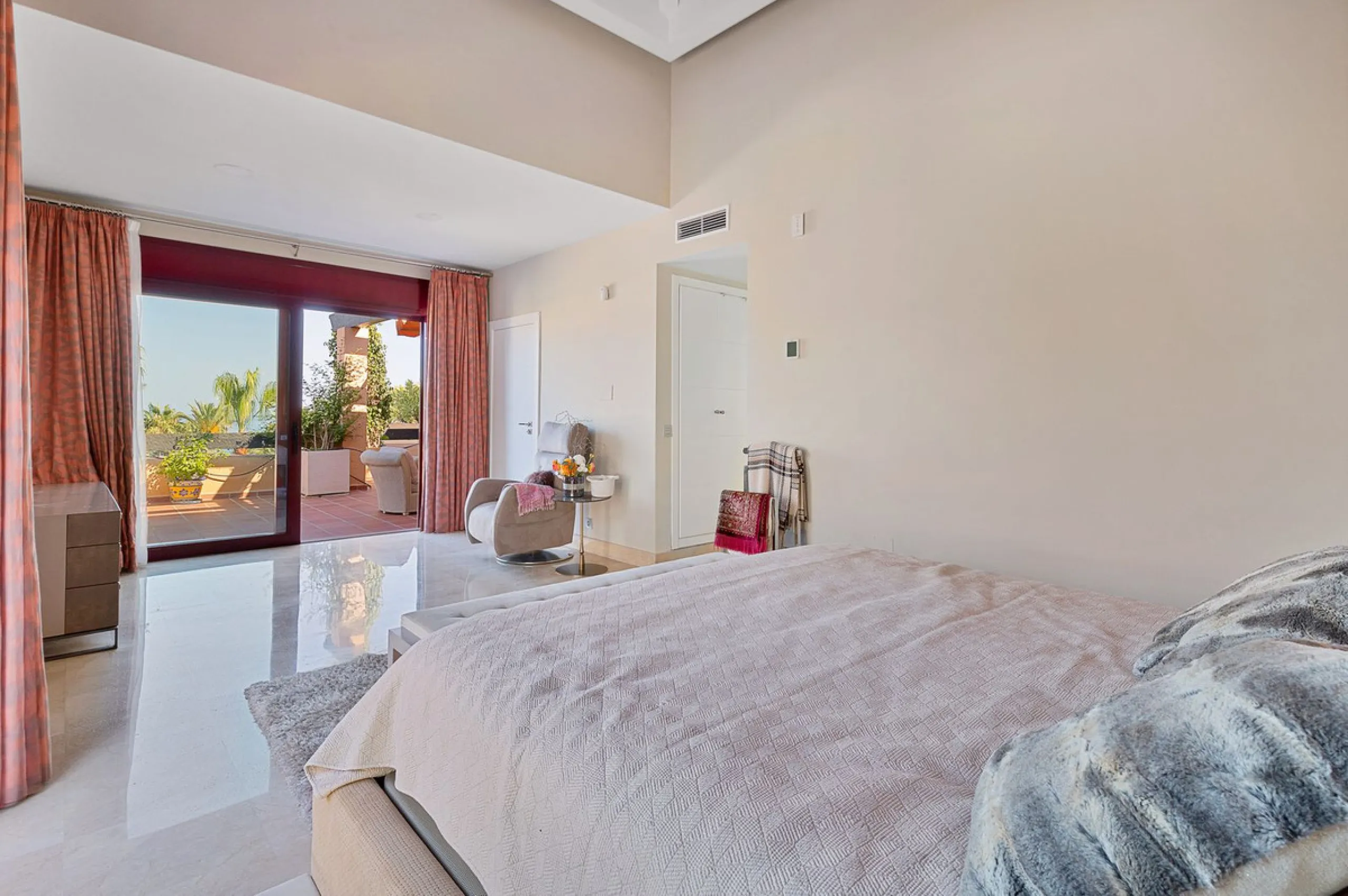 This breathtaking refurbished duplex penthouse offers a stunning beachside retreat, just steps from the wonderful promenade and beaches of San Pedro de Alcántara.  The residence is bathed in natural sunlight throughout the day and features mesmerizing vie