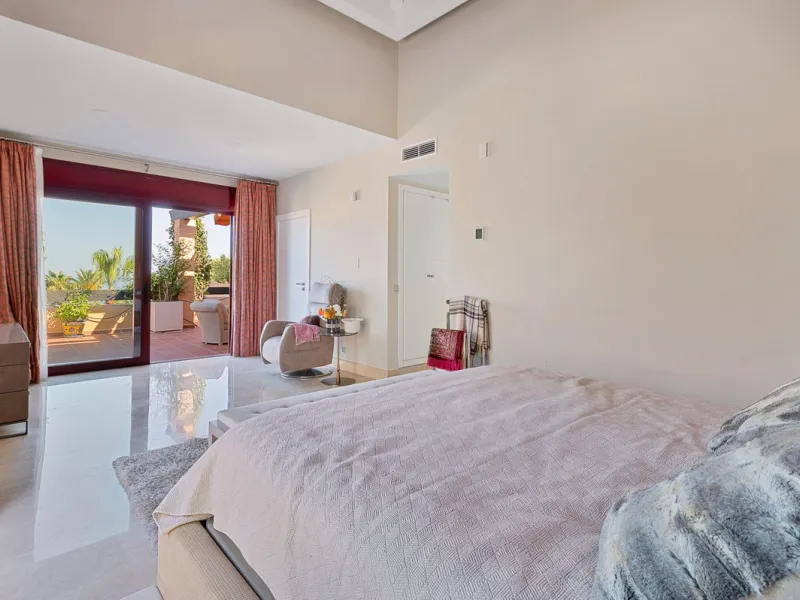 This breathtaking refurbished duplex penthouse offers a stunning beachside retreat, just steps from the wonderful promenade and beaches of San Pedro de Alcántara.  The residence is bathed in natural sunlight throughout the day and features mesmerizing vie