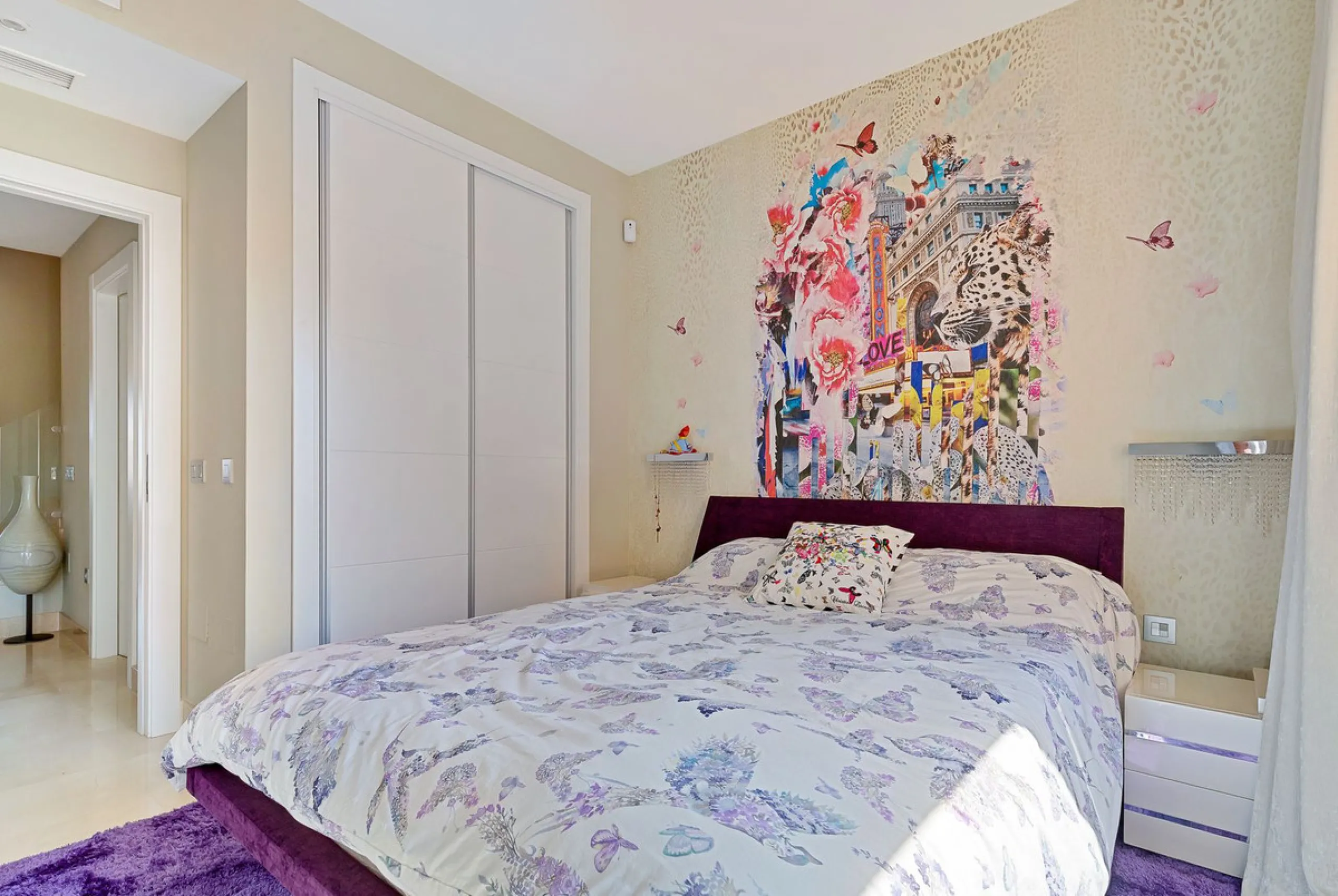 This breathtaking refurbished duplex penthouse offers a stunning beachside retreat, just steps from the wonderful promenade and beaches of San Pedro de Alcántara.  The residence is bathed in natural sunlight throughout the day and features mesmerizing vie