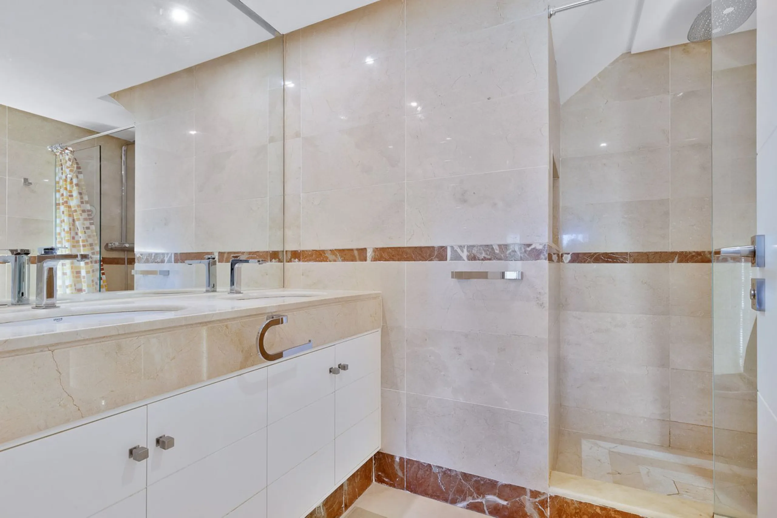 This breathtaking refurbished duplex penthouse offers a stunning beachside retreat, just steps from the wonderful promenade and beaches of San Pedro de Alcántara.  The residence is bathed in natural sunlight throughout the day and features mesmerizing vie