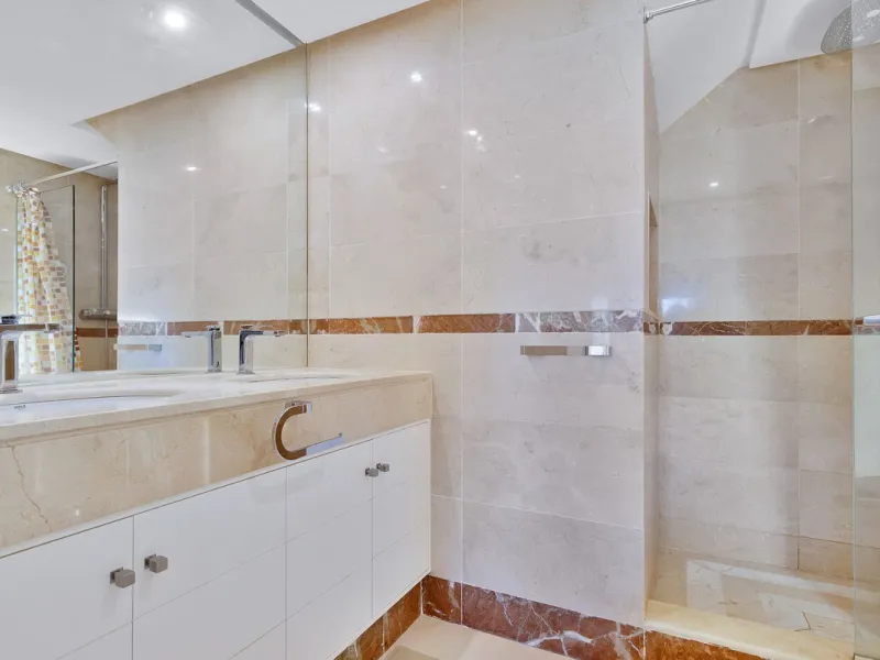 This breathtaking refurbished duplex penthouse offers a stunning beachside retreat, just steps from the wonderful promenade and beaches of San Pedro de Alcántara.  The residence is bathed in natural sunlight throughout the day and features mesmerizing vie