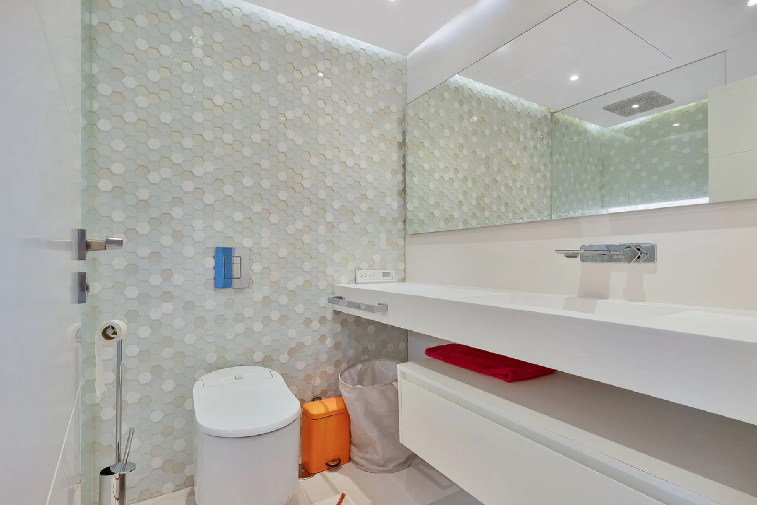 This breathtaking refurbished duplex penthouse offers a stunning beachside retreat, just steps from the wonderful promenade and beaches of San Pedro de Alcántara.  The residence is bathed in natural sunlight throughout the day and features mesmerizing vie