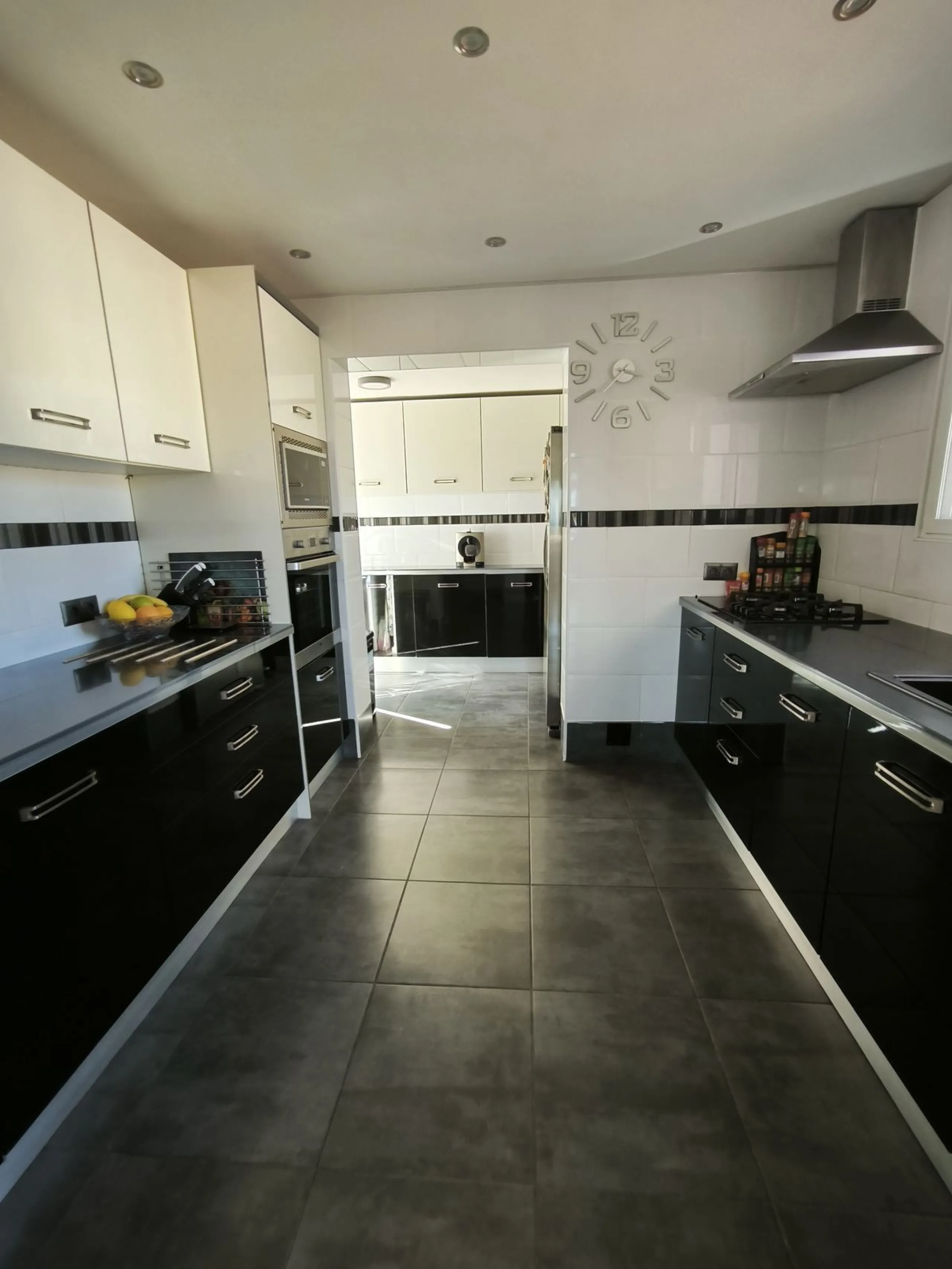 House - Detached Villa в продаже в Mijas, Málaga. В доме 5 спален и 3 ванных комнат. Площадь дома 218 м². Площадь участка 680 м²