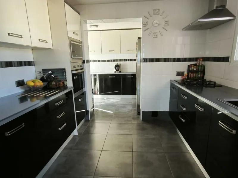 House - Detached Villa в продаже в Mijas, Málaga. В доме 5 спален и 3 ванных комнат. Площадь дома 218 м². Площадь участка 680 м²