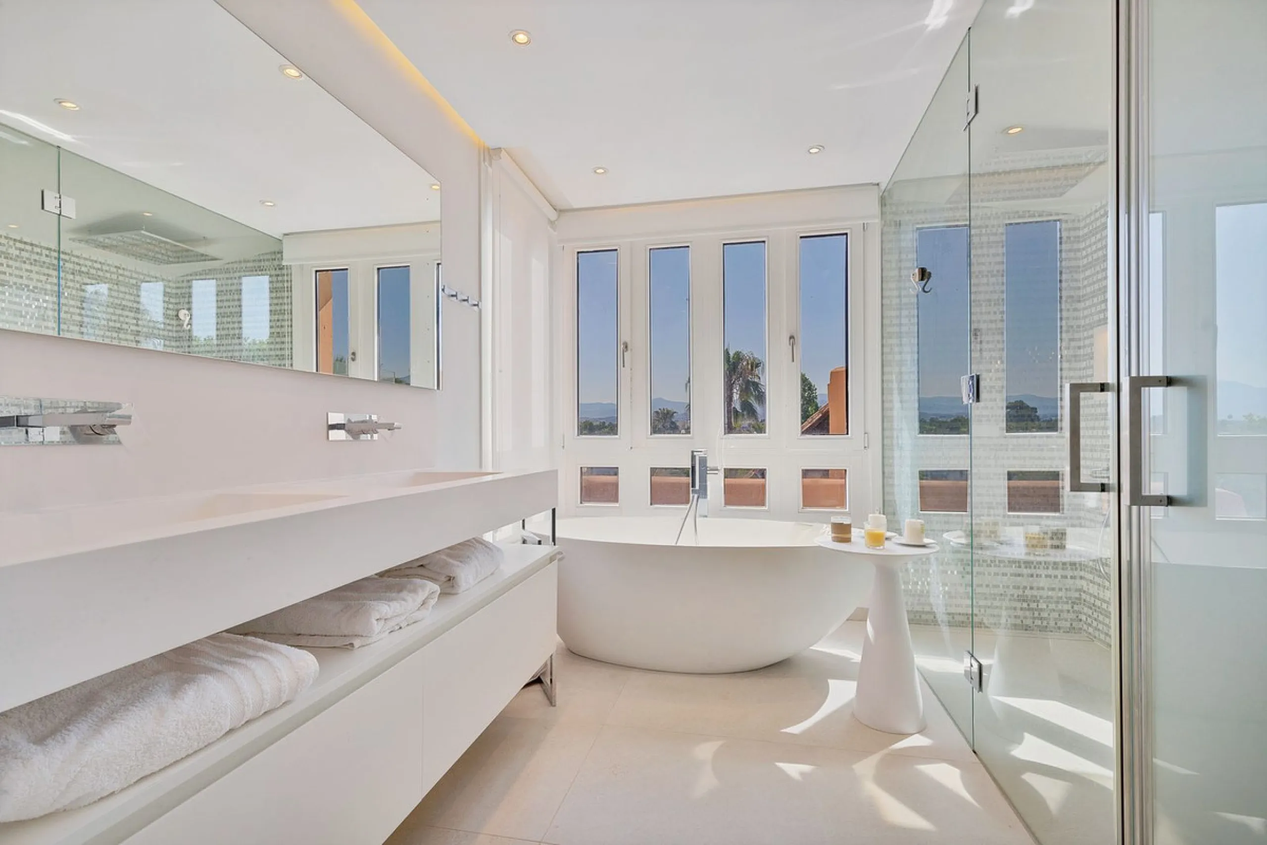 This breathtaking refurbished duplex penthouse offers a stunning beachside retreat, just steps from the wonderful promenade and beaches of San Pedro de Alcántara.  The residence is bathed in natural sunlight throughout the day and features mesmerizing vie