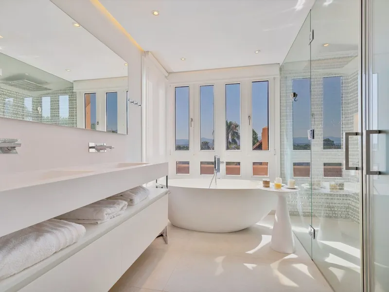 This breathtaking refurbished duplex penthouse offers a stunning beachside retreat, just steps from the wonderful promenade and beaches of San Pedro de Alcántara.  The residence is bathed in natural sunlight throughout the day and features mesmerizing vie