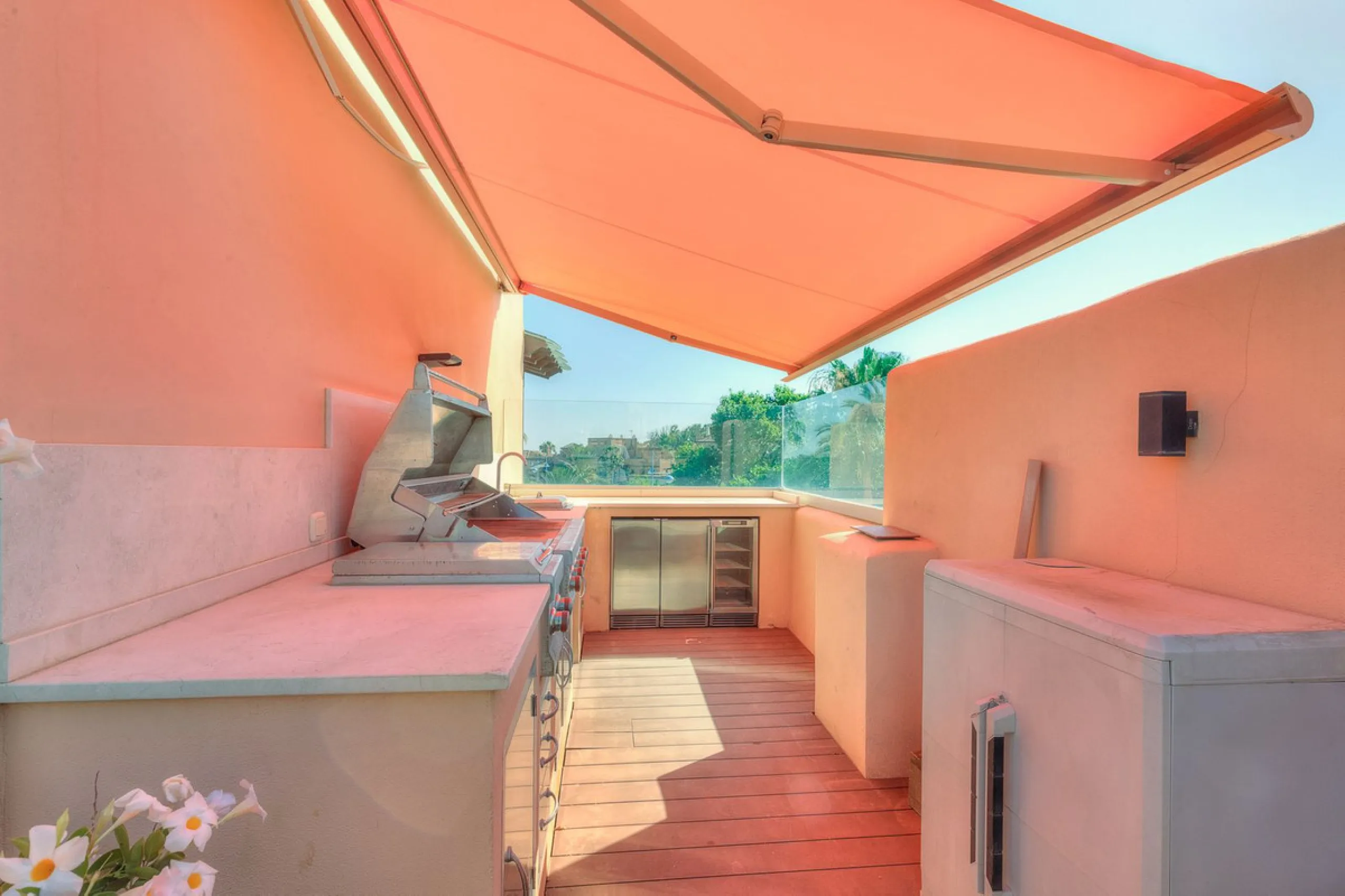 This breathtaking refurbished duplex penthouse offers a stunning beachside retreat, just steps from the wonderful promenade and beaches of San Pedro de Alcántara.  The residence is bathed in natural sunlight throughout the day and features mesmerizing vie