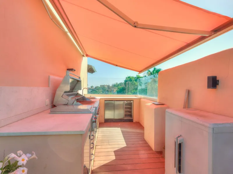 This breathtaking refurbished duplex penthouse offers a stunning beachside retreat, just steps from the wonderful promenade and beaches of San Pedro de Alcántara.  The residence is bathed in natural sunlight throughout the day and features mesmerizing vie