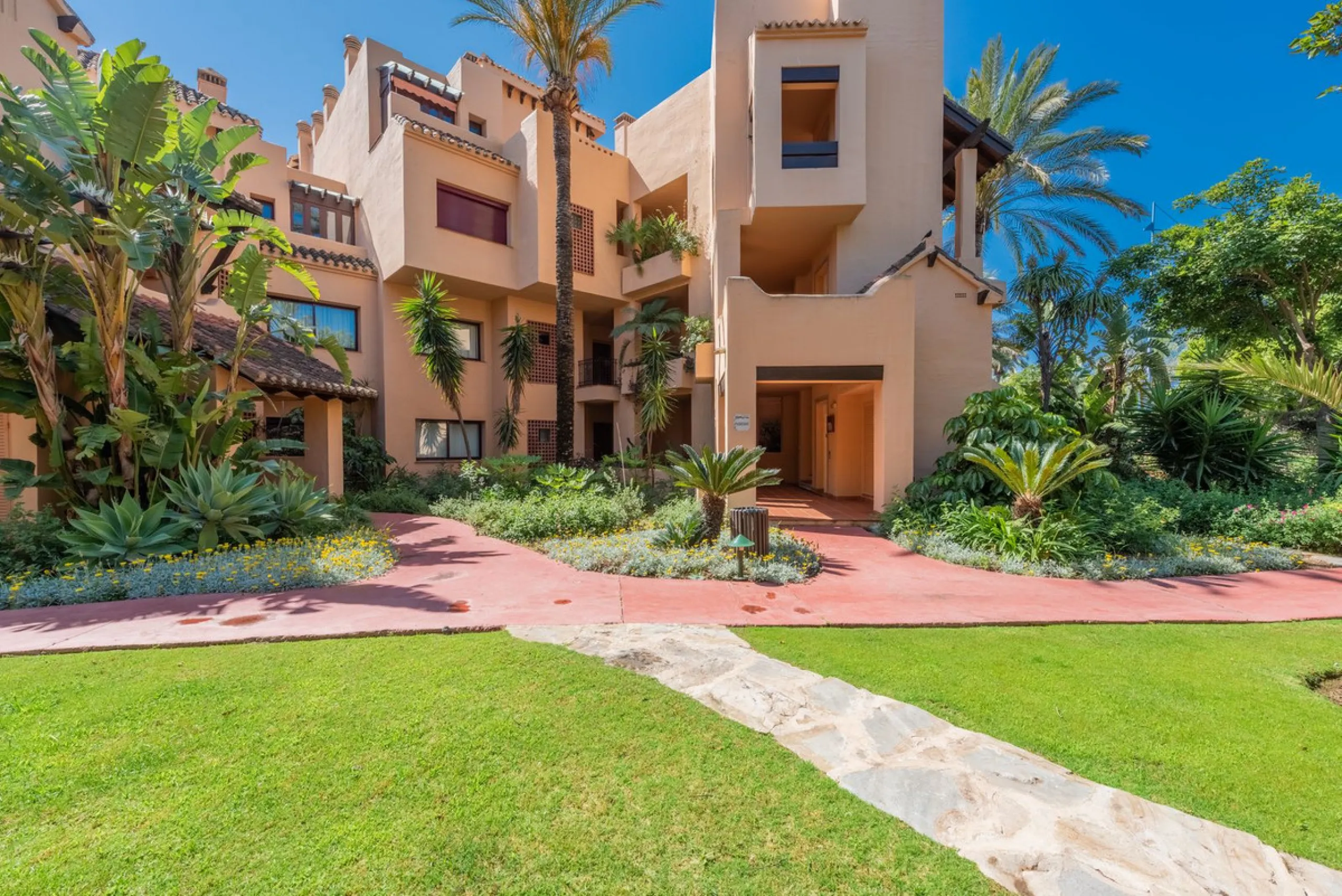This breathtaking refurbished duplex penthouse offers a stunning beachside retreat, just steps from the wonderful promenade and beaches of San Pedro de Alcántara.  The residence is bathed in natural sunlight throughout the day and features mesmerizing vie