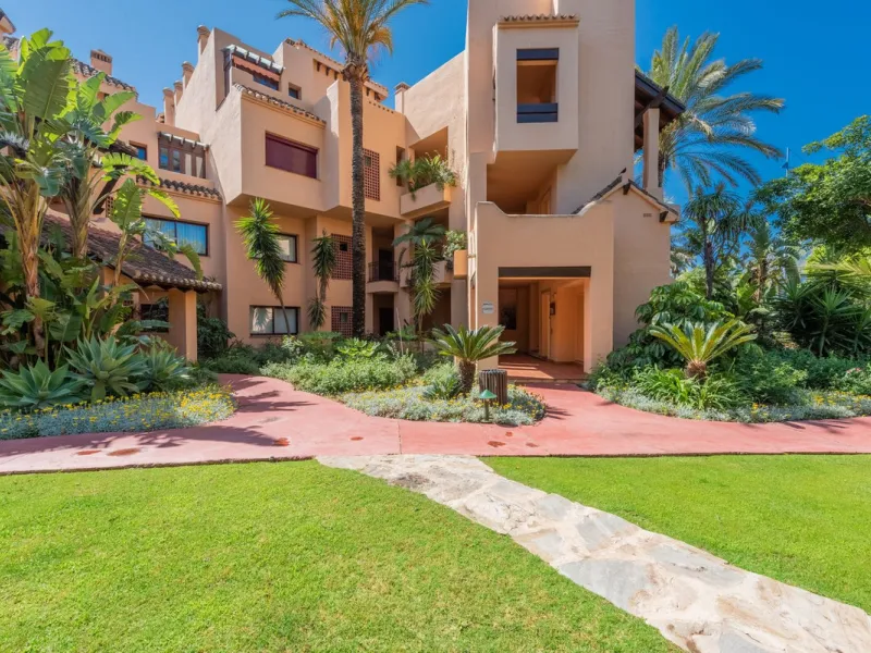 This breathtaking refurbished duplex penthouse offers a stunning beachside retreat, just steps from the wonderful promenade and beaches of San Pedro de Alcántara.  The residence is bathed in natural sunlight throughout the day and features mesmerizing vie