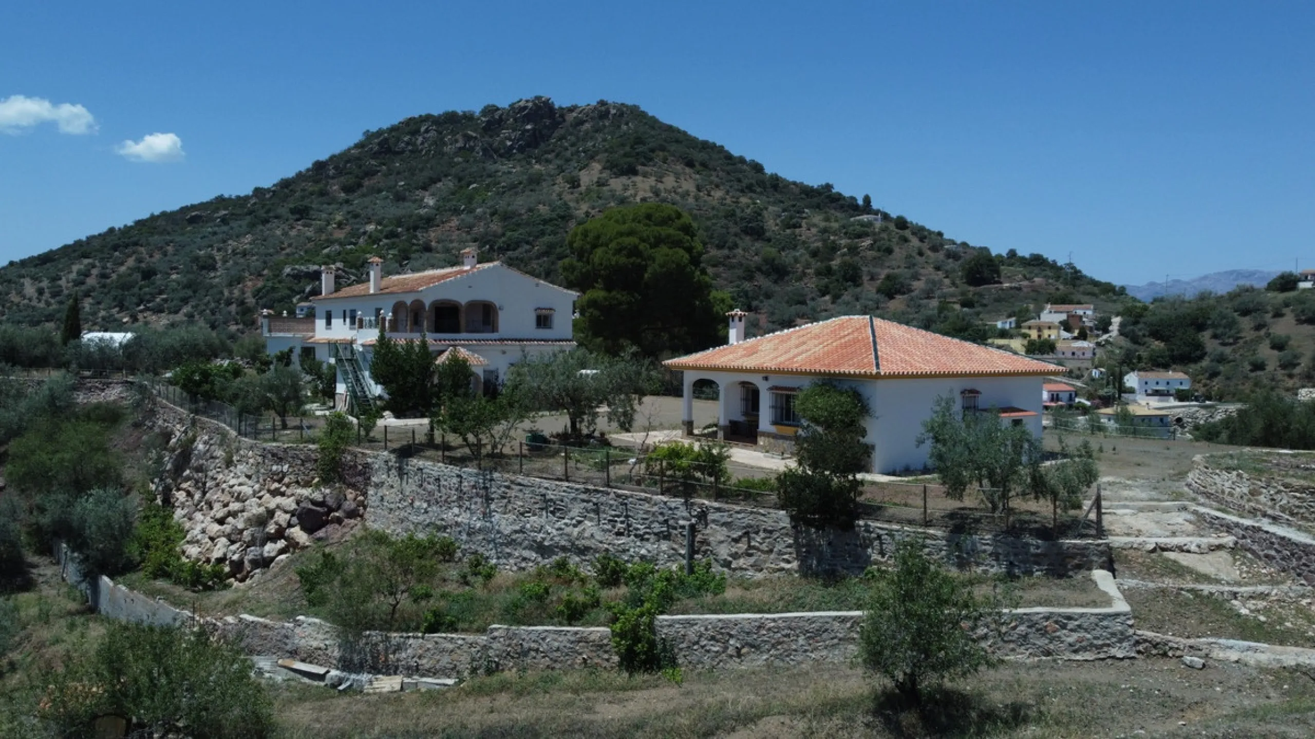 We are pleased to offer you the perfect investment in one of the most beautiful corners of Andalusia. In Comares one of the oldest municipalities of the Axarquia, one of the beautiful white villages, with a lot of historical background. Not far from the v