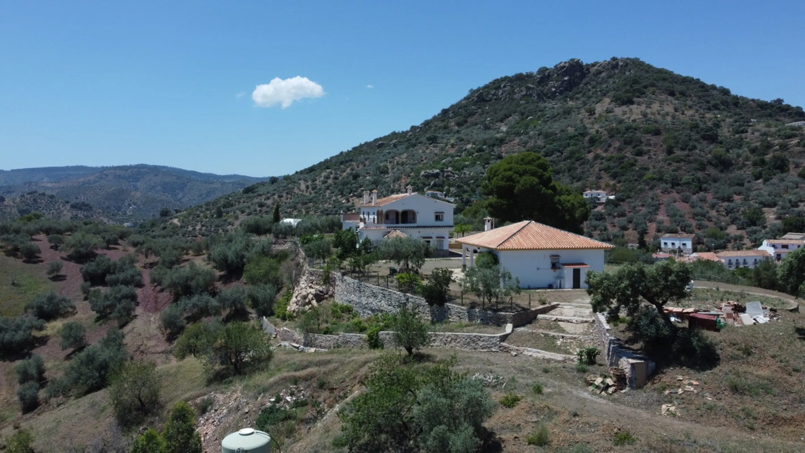 We are pleased to offer you the perfect investment in one of the most beautiful corners of Andalusia. In Comares one of the oldest municipalities of the Axarquia, one of the beautiful white villages, with a lot of historical background. Not far from the v