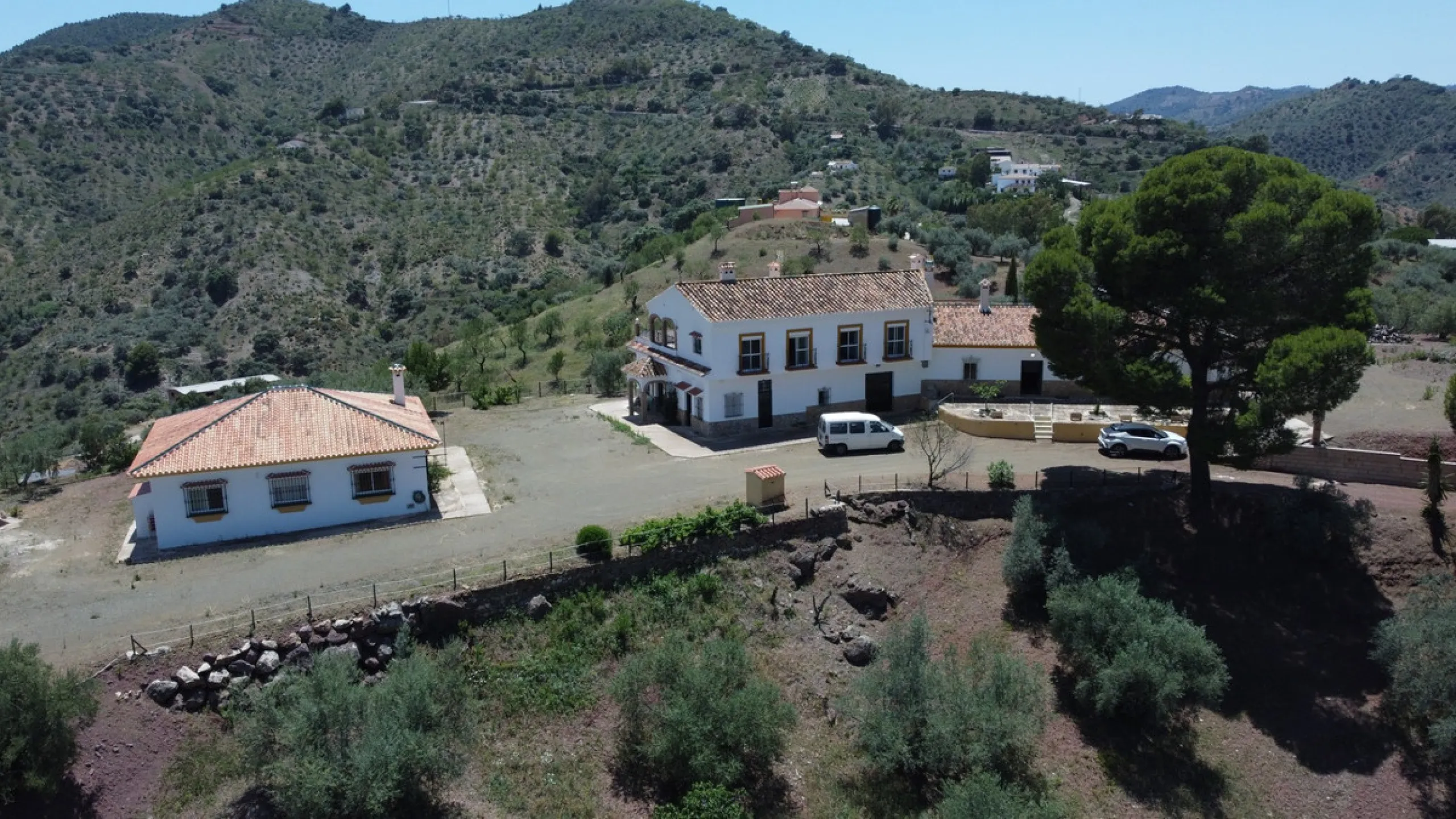 We are pleased to offer you the perfect investment in one of the most beautiful corners of Andalusia. In Comares one of the oldest municipalities of the Axarquia, one of the beautiful white villages, with a lot of historical background. Not far from the v