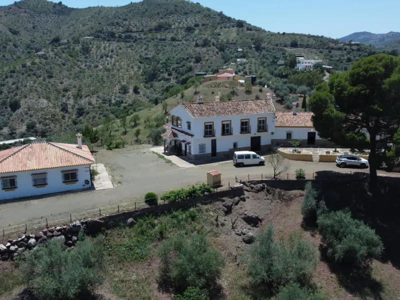 We are pleased to offer you the perfect investment in one of the most beautiful corners of Andalusia. In Comares one of the oldest municipalities of the Axarquia, one of the beautiful white villages, with a lot of historical background. Not far from the v